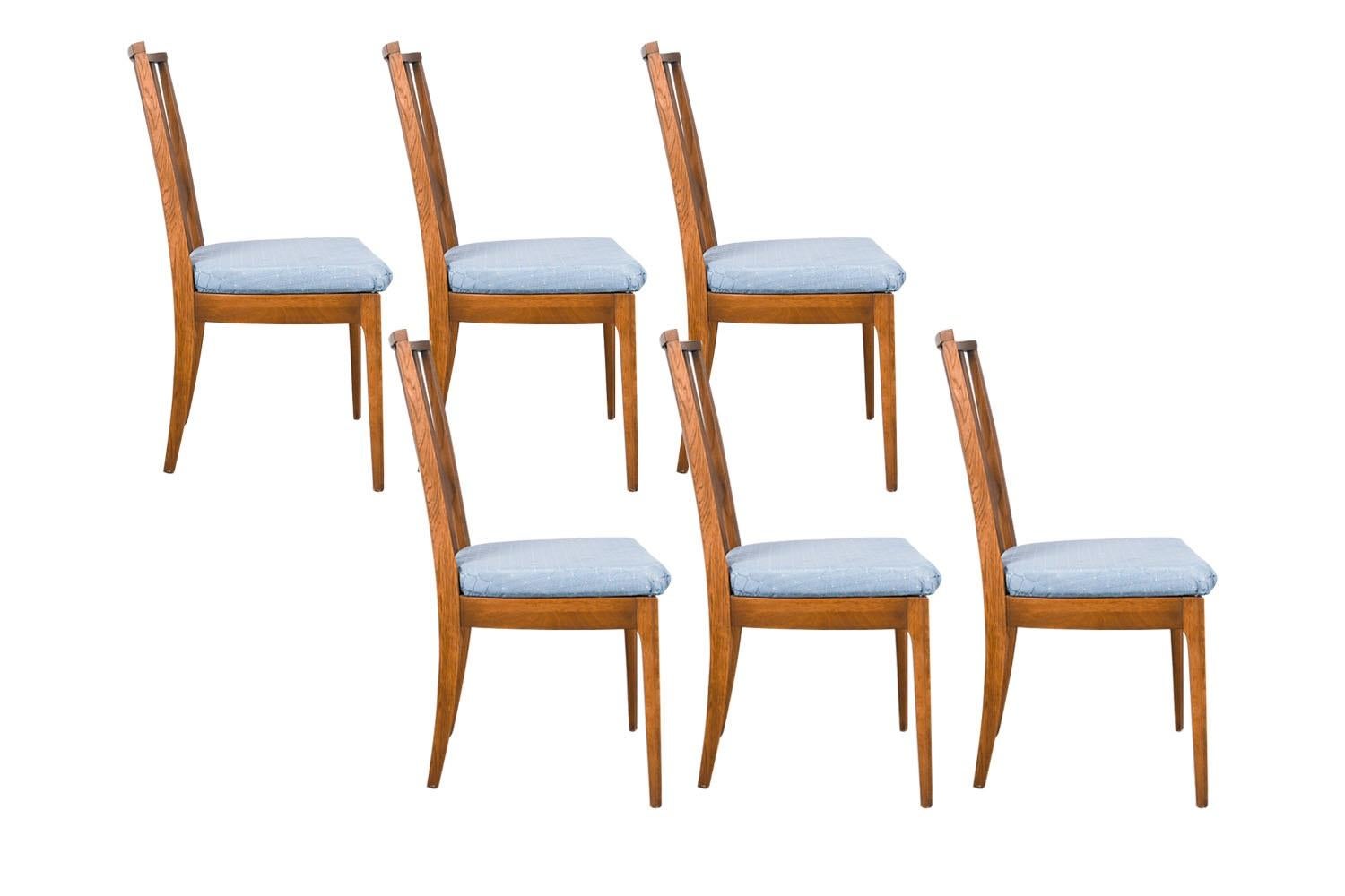 Ensemble de six superbes chaises à manger Broyhill Brasilia en noyer, conçues par le légendaire Oscar Niemeyer et fabriquées par Broyhill pour la collection Brasilia, vers le début des années 1960. La ligne Brasilia est une collection qui a été