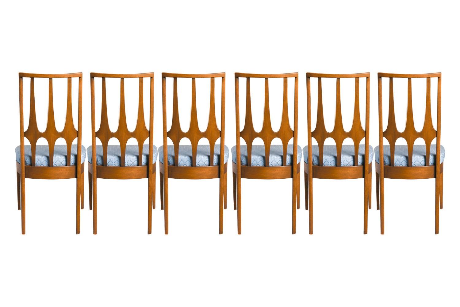 Américain Six chaises de salle à manger Broyhill en noyer du milieu du siècle dernier en vente