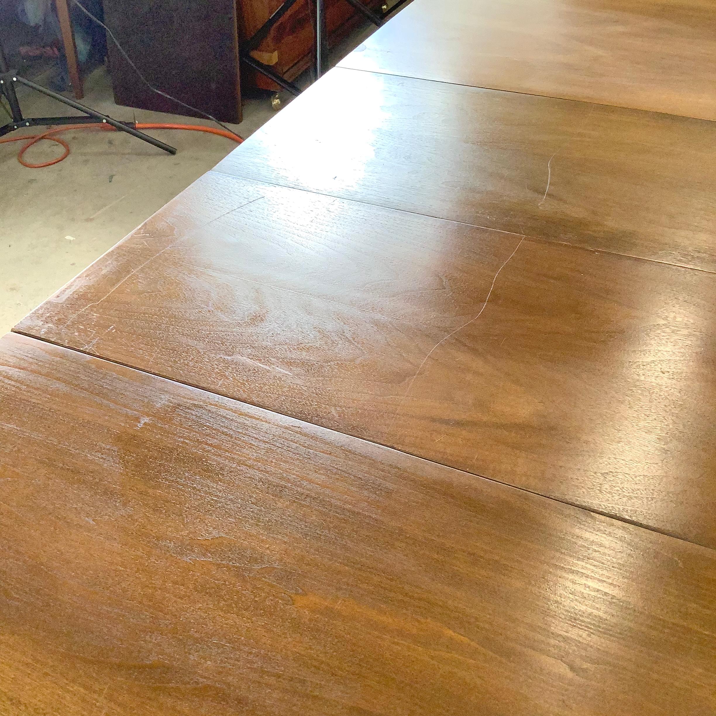 Mid-Century Broyhill Walnut Dining Table With Leaves In Fair Condition For Sale In Trenton, NJ
