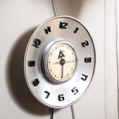 Telechron Untertasse Wanduhr Modell 2H101 aus gebürstetem Aluminium und Bakelit aus der Jahrhundertmitte