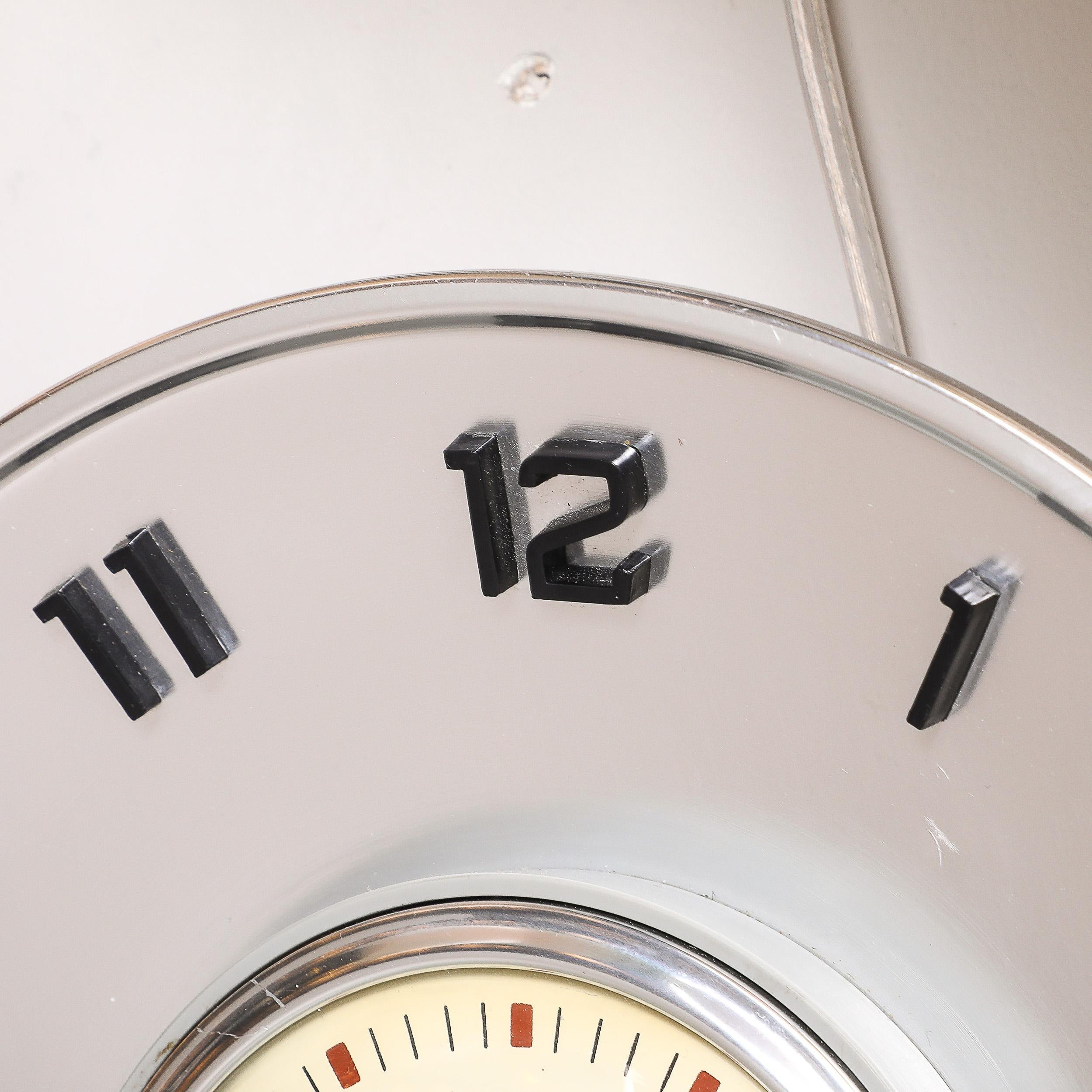 Mid-Century Brushed Aluminum & Bakelite Telechron Saucer Wall Clock Model 2H101 In Excellent Condition For Sale In New York, NY