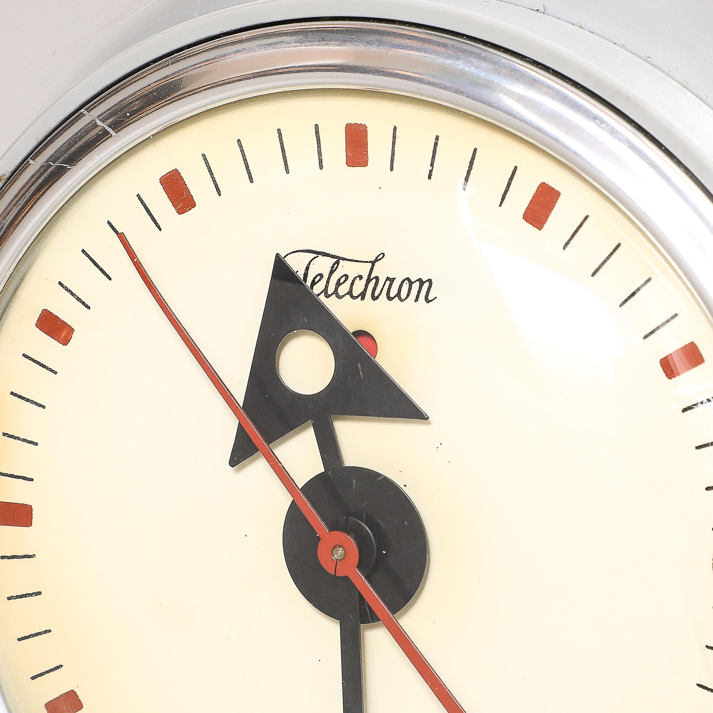Mid-Century Brushed Aluminum & Bakelite Telechron Saucer Wall Clock Model 2H101 For Sale 3