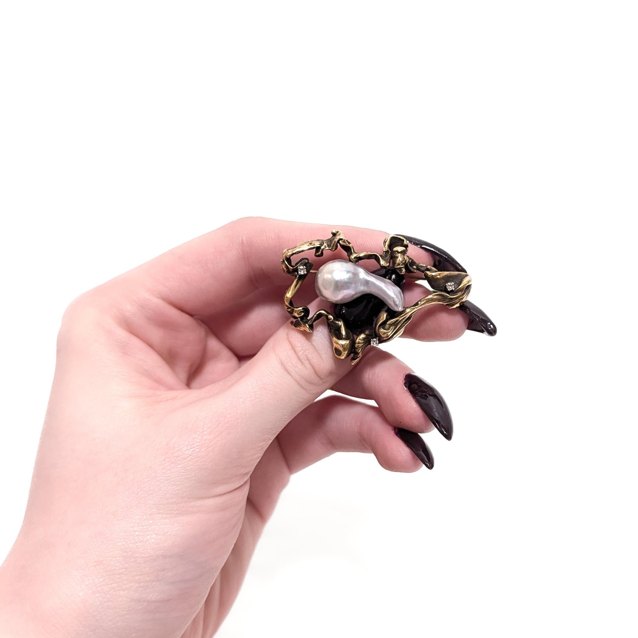 Brutalistische Brosche aus der Jahrhundertmitte aus 14k Gold, Diamanten und großen grauen Barockperlen (Rundschliff) im Angebot