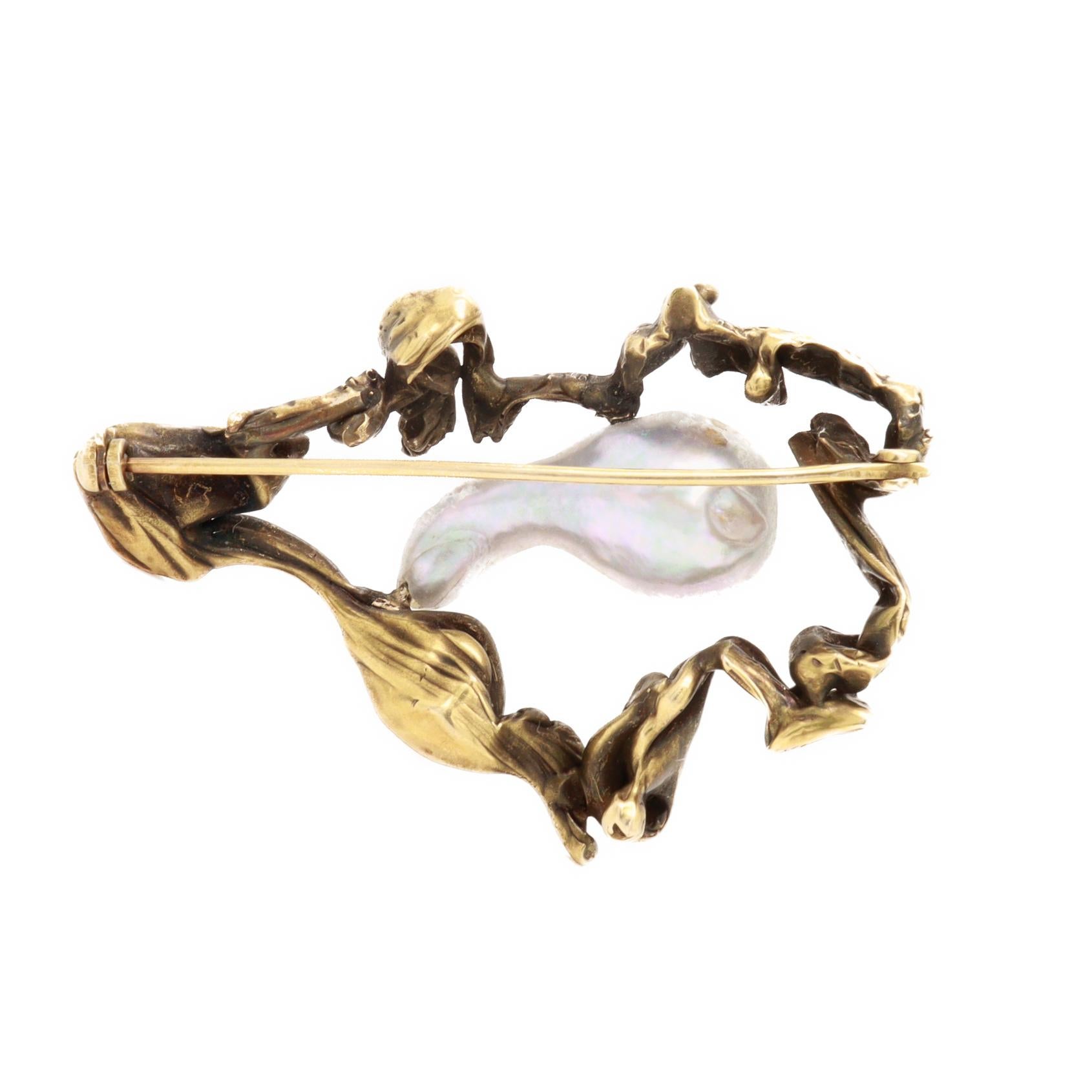 Brutalistische Brosche aus der Jahrhundertmitte aus 14k Gold, Diamanten und großen grauen Barockperlen für Damen oder Herren im Angebot
