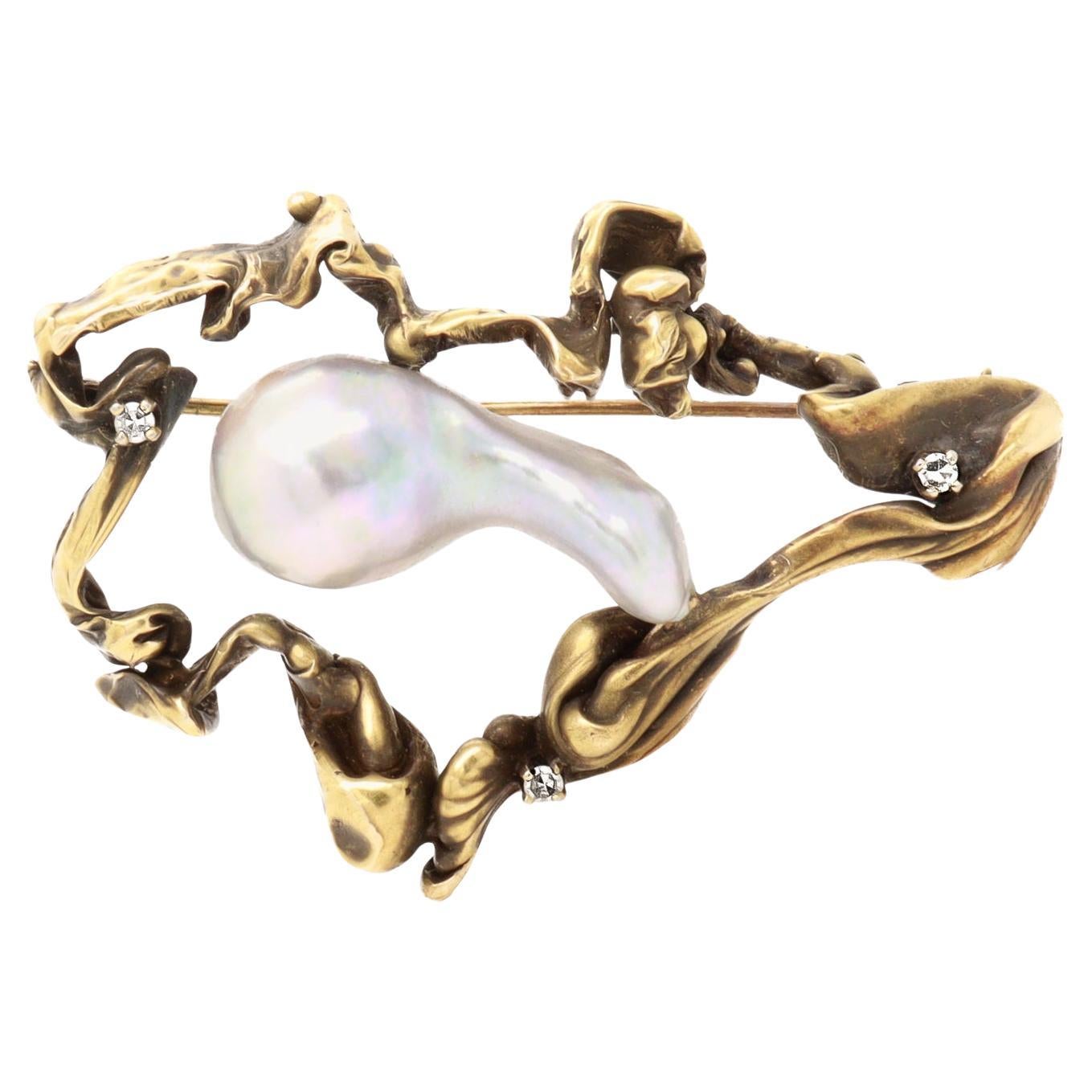 Brutalistische Brosche aus der Jahrhundertmitte aus 14k Gold, Diamanten und großen grauen Barockperlen im Angebot