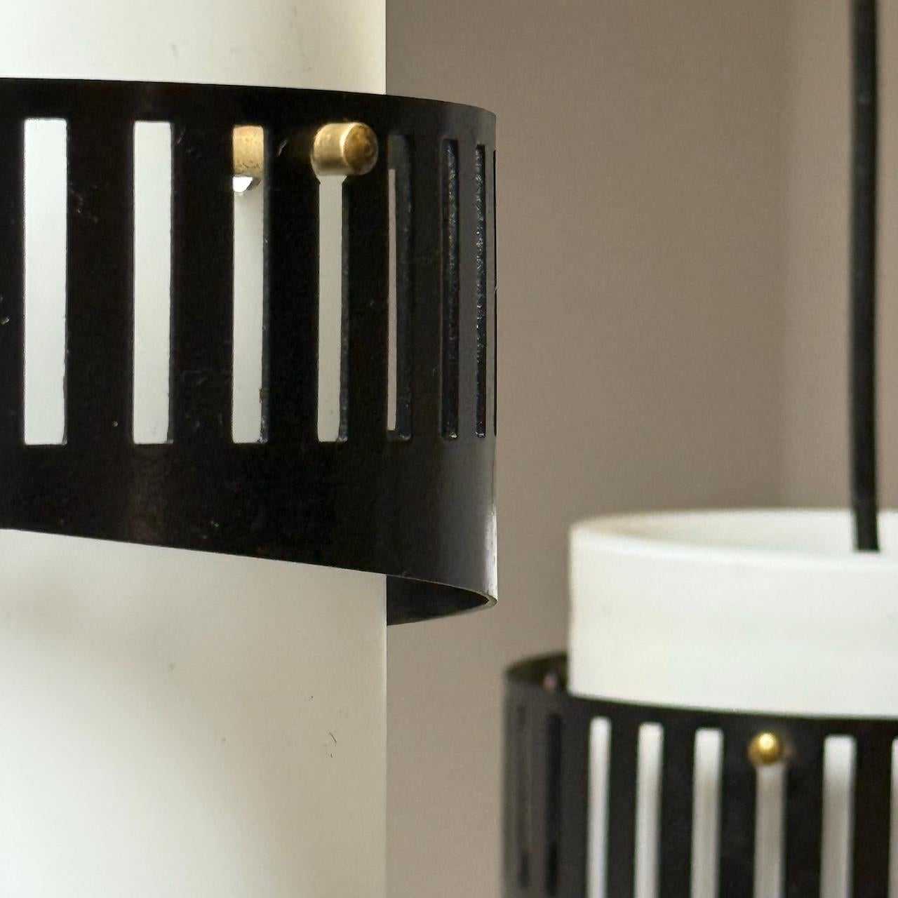 Questo sorprendente lampadario brutalista proveniente dall'Europa degli anni '60 incarna l'estetica grezza e scultorea tipica del design europeo di metà secolo.

Caratterizzato da tre pendenti sfalsati disposti a diverse altezze, il pezzo offre un