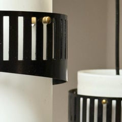 Colgante Brutalista de Mediados de Siglo de los 60 con 3 Luces en Metal Vidrio Opalino y Latón