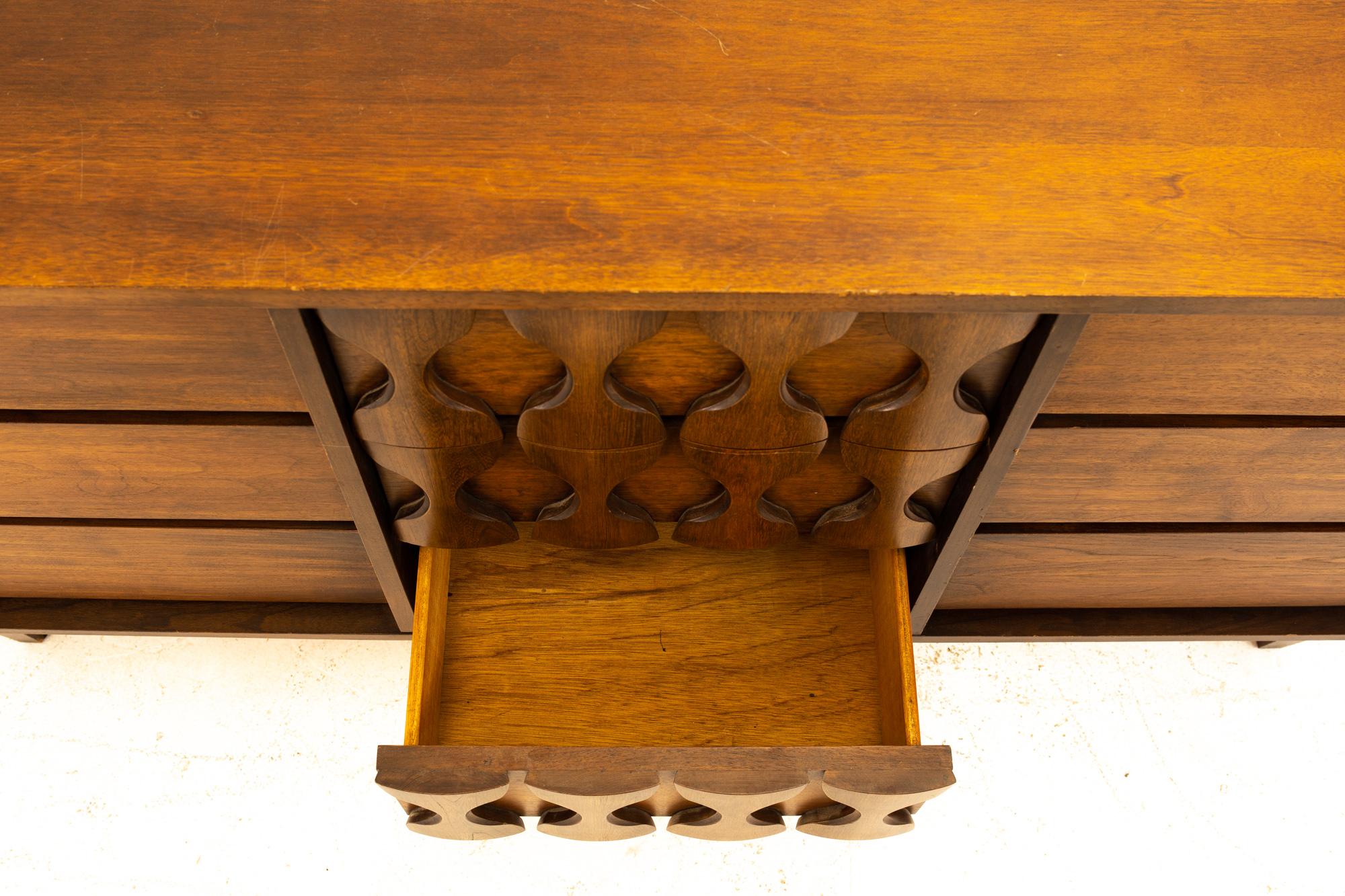 Midcentury Brutalist 9-Drawer Lowboy Dresser 4