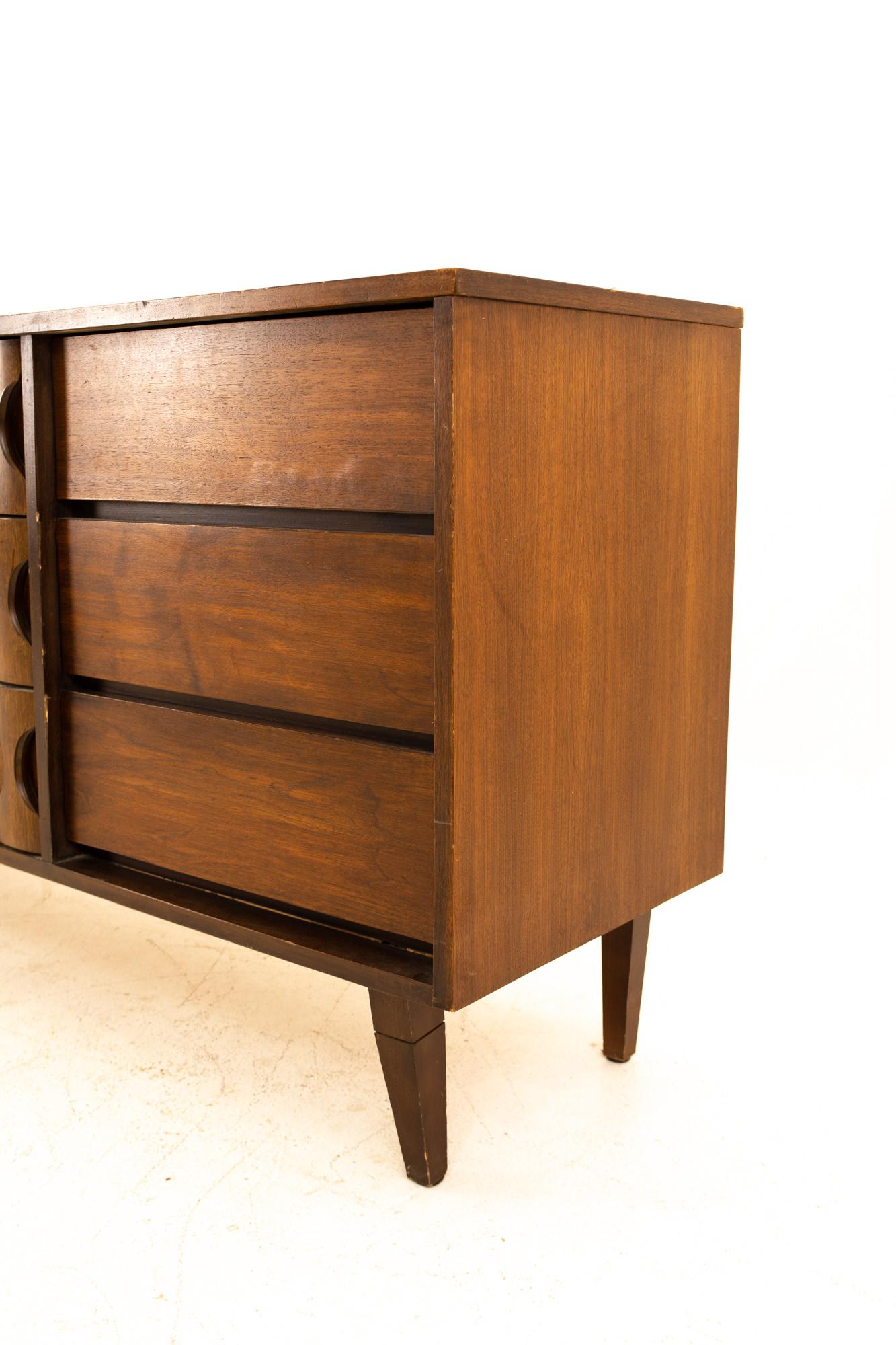 Midcentury Brutalist 9-Drawer Lowboy Dresser In Good Condition In Franklin Park, IL