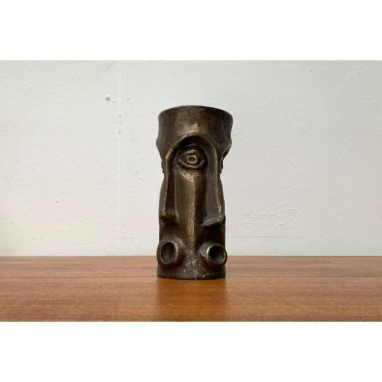 Mid-Century Brutalist Abstract Bronze Face Vase, in Very Good conditions. Designed 1950 to 1959.

Additional information:
Material: Bronze
Color: Brown
Styles: Brutalist, Mid-Century Modern
Item Type: Vintage, Antique or Pre-owned
Diamension: 4.33ʺW
