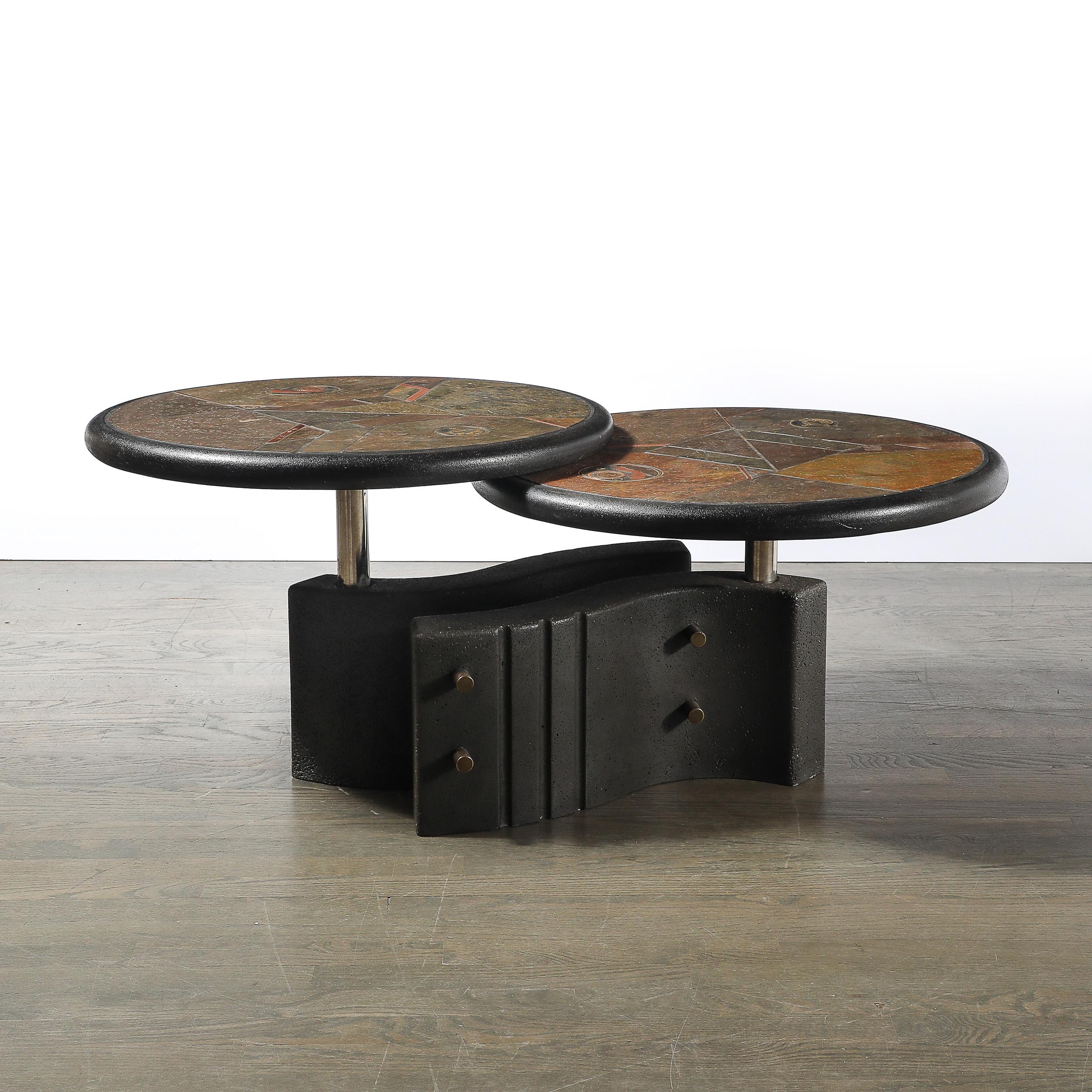 Cette extraordinaire table à cocktail brutaliste, conçue par le célèbre artiste néerlandais Paul Kingma dans les années 1980, est un exemple frappant de son style caractéristique, qui combine magistralement des textures brutes, des matériaux terreux