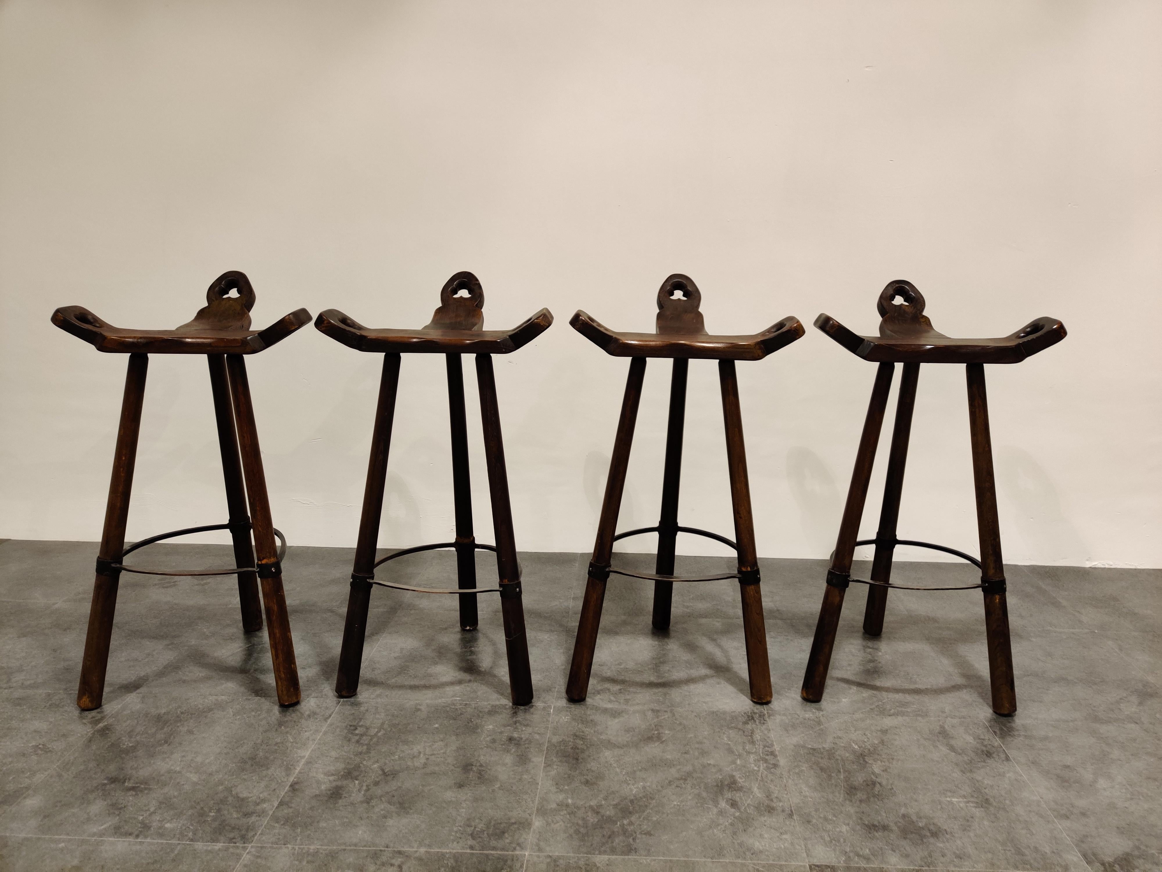 Beautiful handmade midcentury tripod bar stools with a steel ring footrest.

Good original condition.

1950s, Spain

Dimensions:
Width 49cm/19.29