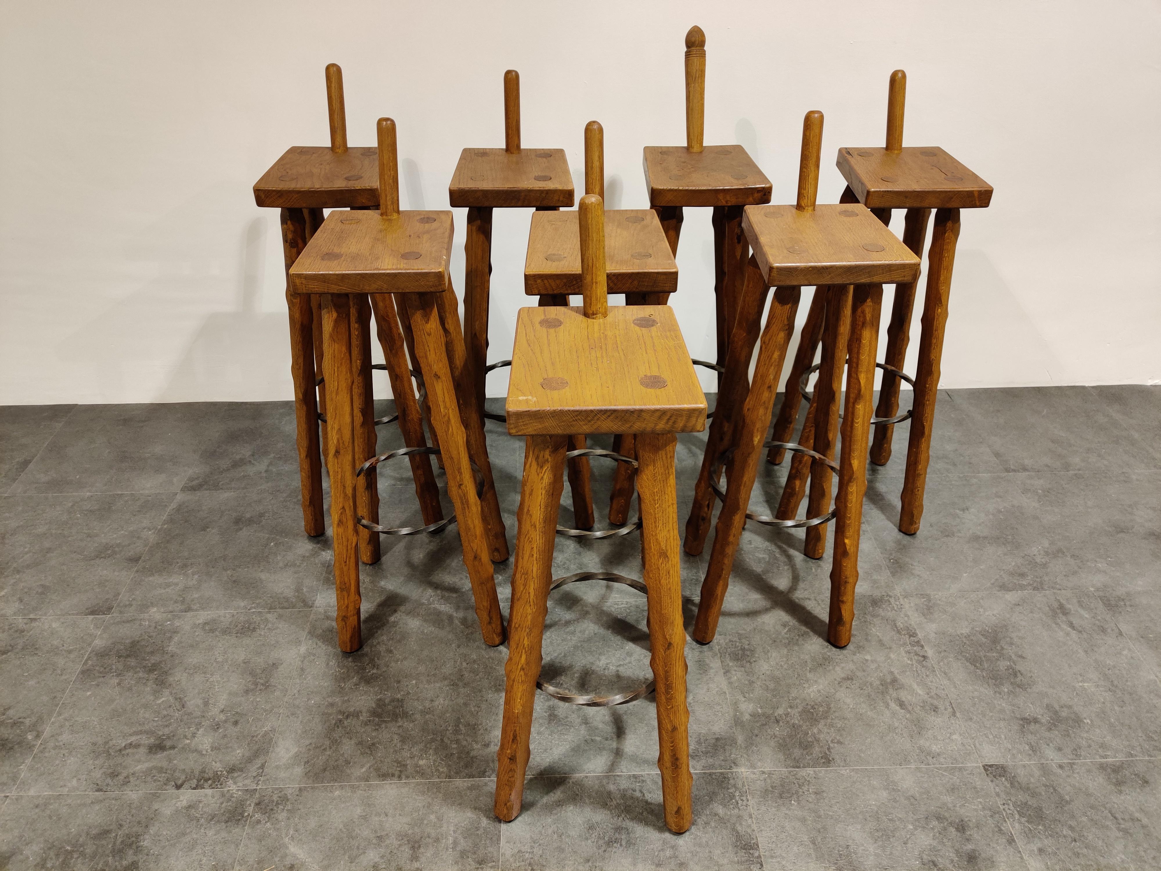 Beautiful handmade midcentury tripod bar stools with a twisted steel ring footrest and unique backrest.

Good original condition.

One of the stools has a different backrest but will be replaced by a as near identical as possible one

1950s -