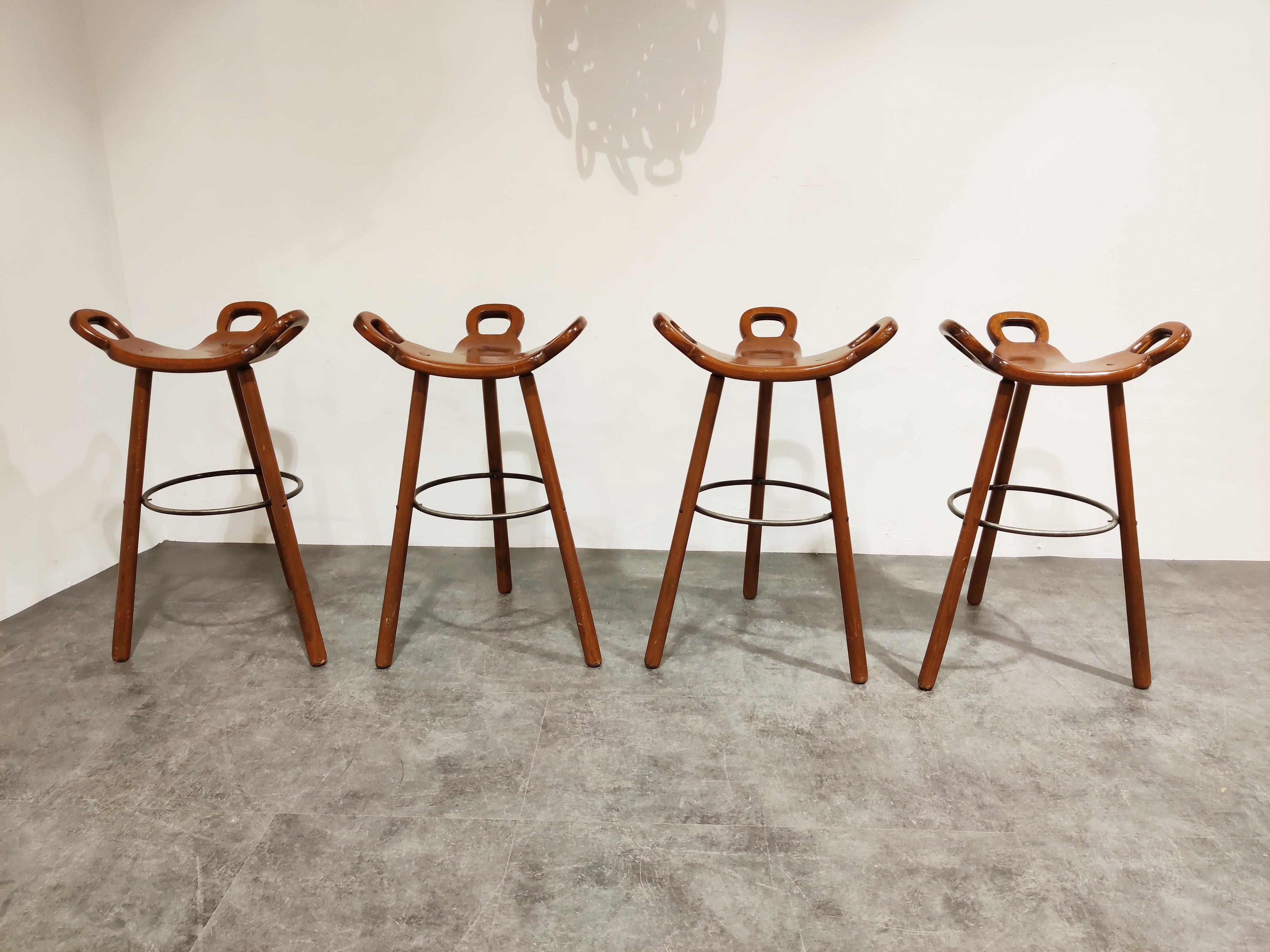 Beautiful hand made midcentury tripod bar stools with a steel ring footrest.

Good original condition.

1960s, Spain

Dimensions:
Height 84cm/33.07