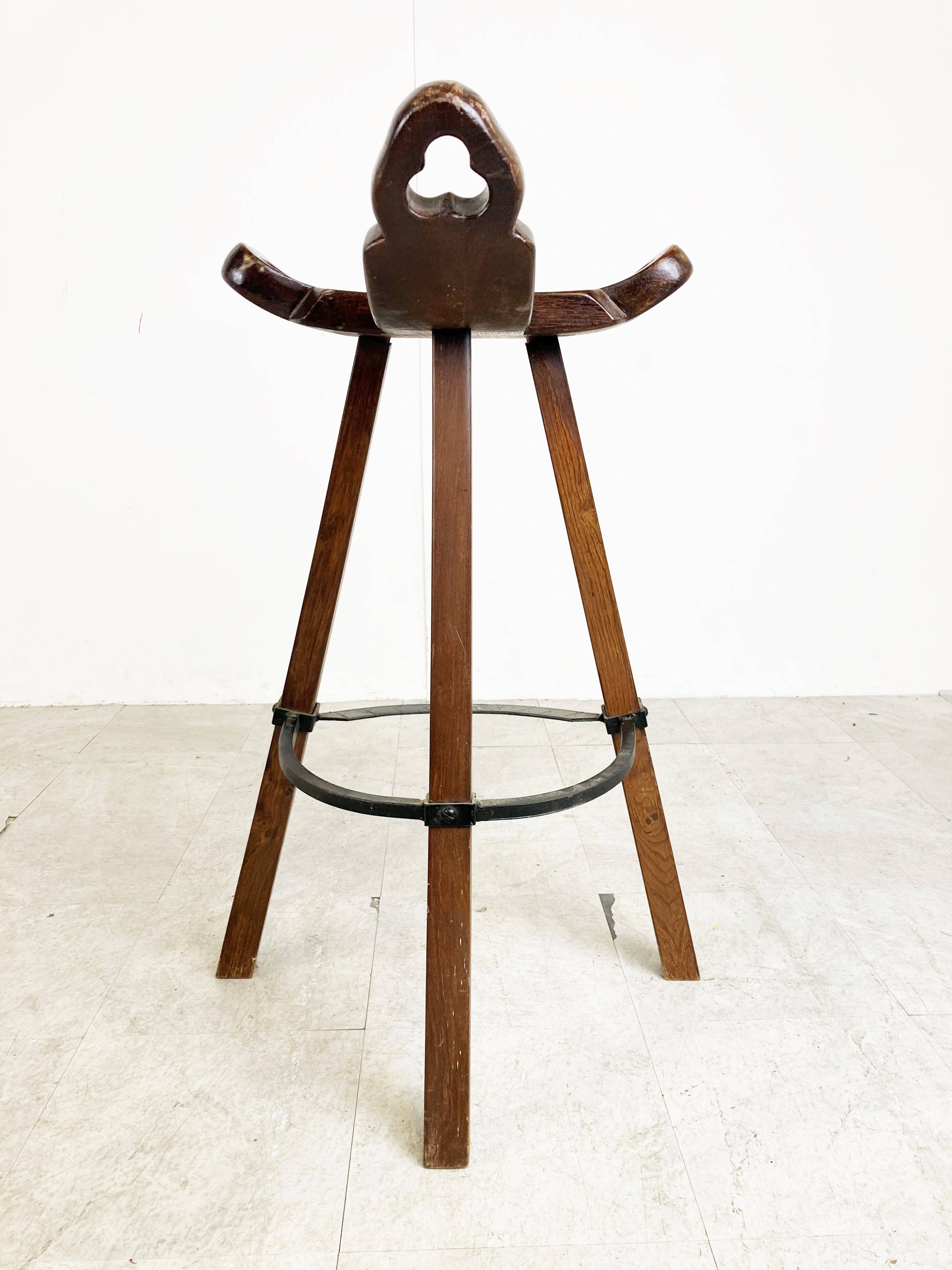 Beautiful hand made mid century tripod bar stools with a steel ring footrest.

Good original condition.

1960s - Spain

Dimensions:
Height: 90cm/35.43