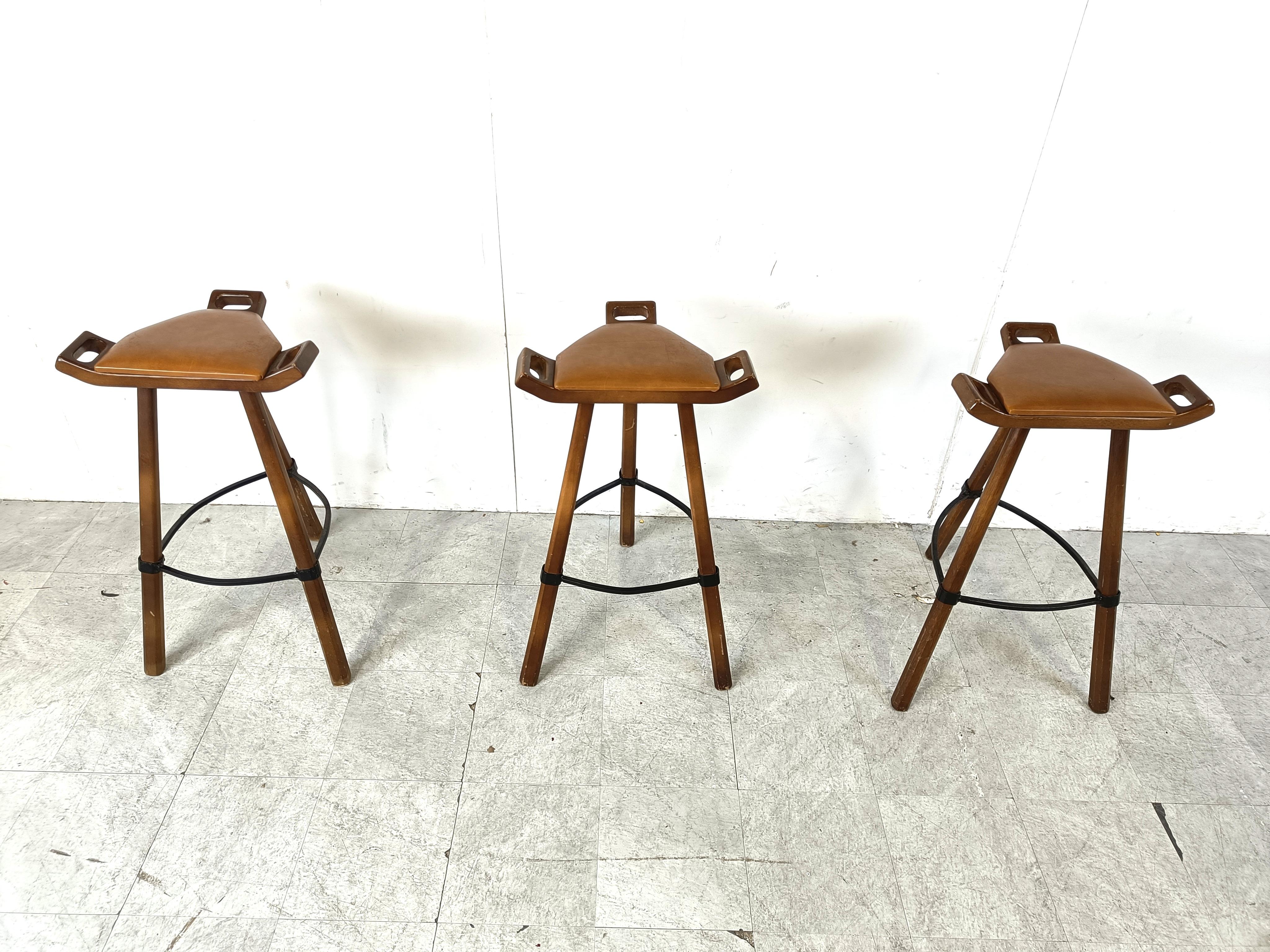 Beautiful hand made mid century tripod bar stools with a steel ring footrest and leatherette seats.

Good original condition.

1960s - Spain

Dimensions:
Height: 84cm
Width: 50cm
Depth: 56cm

Ref.: 6452154

*Price is for the set