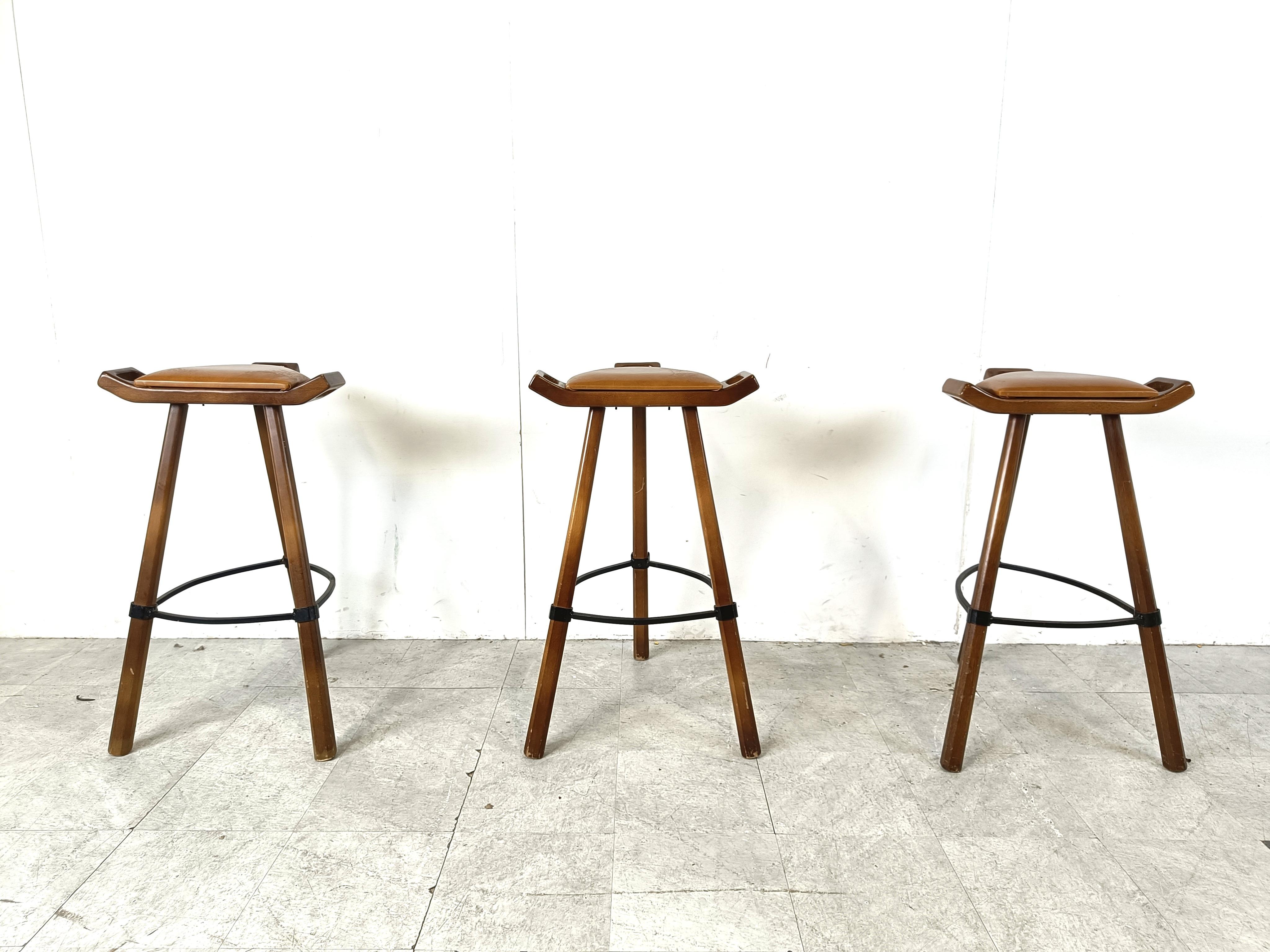 Mid century brutalist bar stools, 1960s - set of 3 In Good Condition For Sale In Leuven, Vlaams Gewest