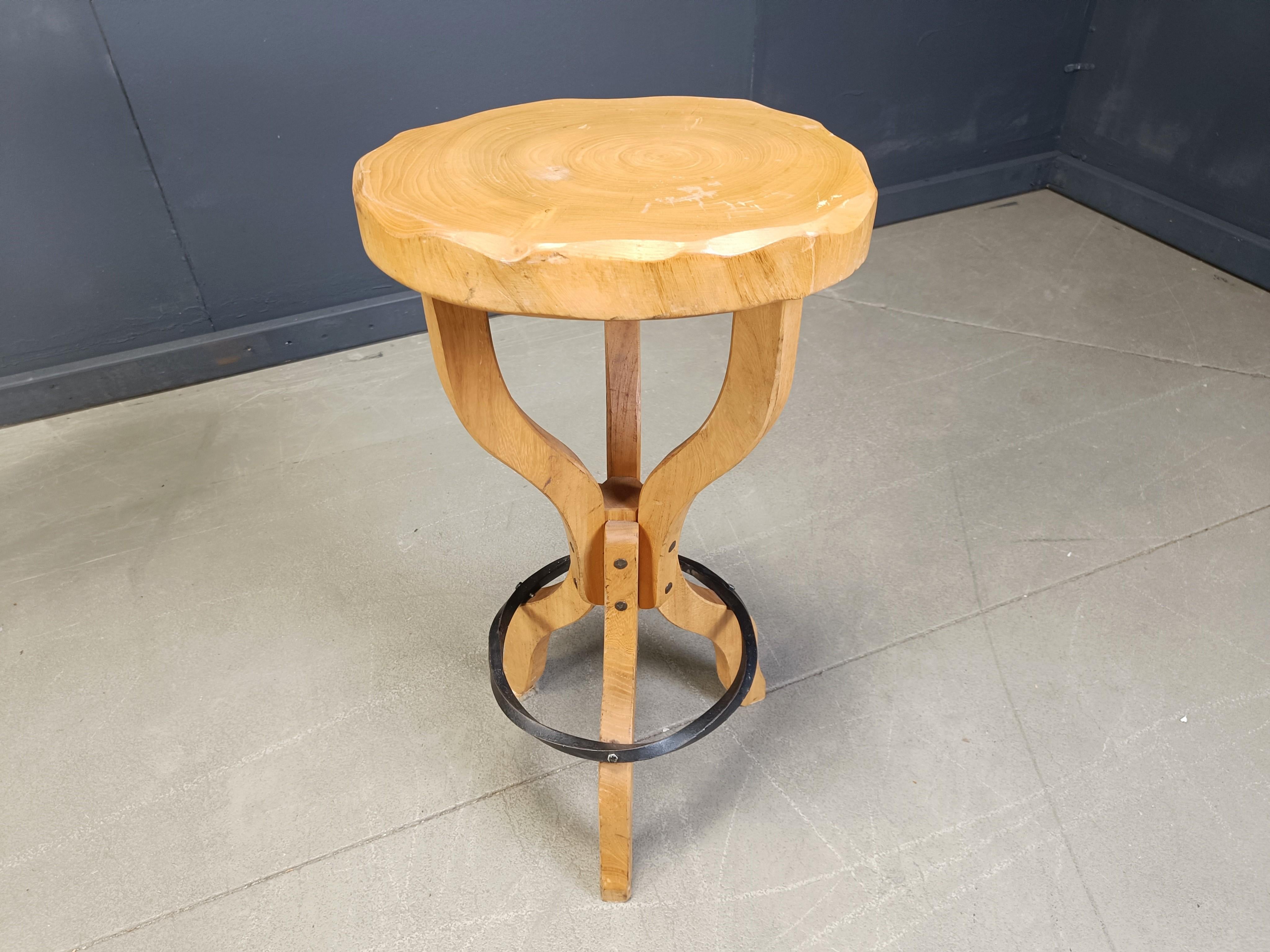 Tabourets de bar brutalistes fabriqués à la main.

Bon état d'origine.

Tabourets robustes et bien fabriqués en chêne massif avec des repose-pieds en anneau d'acier.

Années 1960 - Belgique

Dimensions :
Hauteur : 80cm
Diamètre : 40 cm

Réf. :