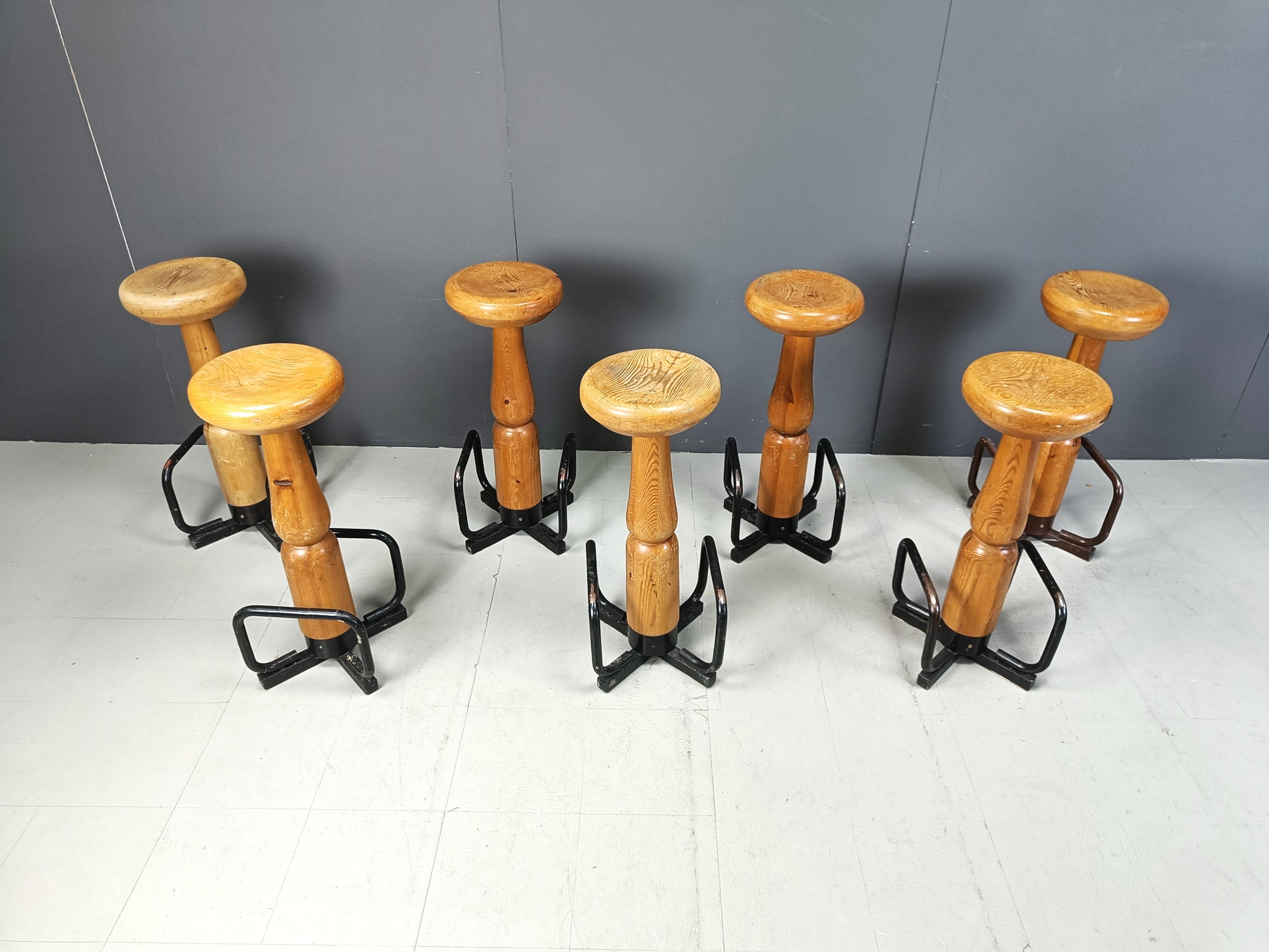 Solid wooden brutalist bar stools with a thick round seat and black steel footrests.

Cool conical design, memphis style.

1960s - Germany

Good original condition

Dimensions:
Height: 85cm
Diameter: 35cm

Ref.: 451322

*Price is for the set
*Images