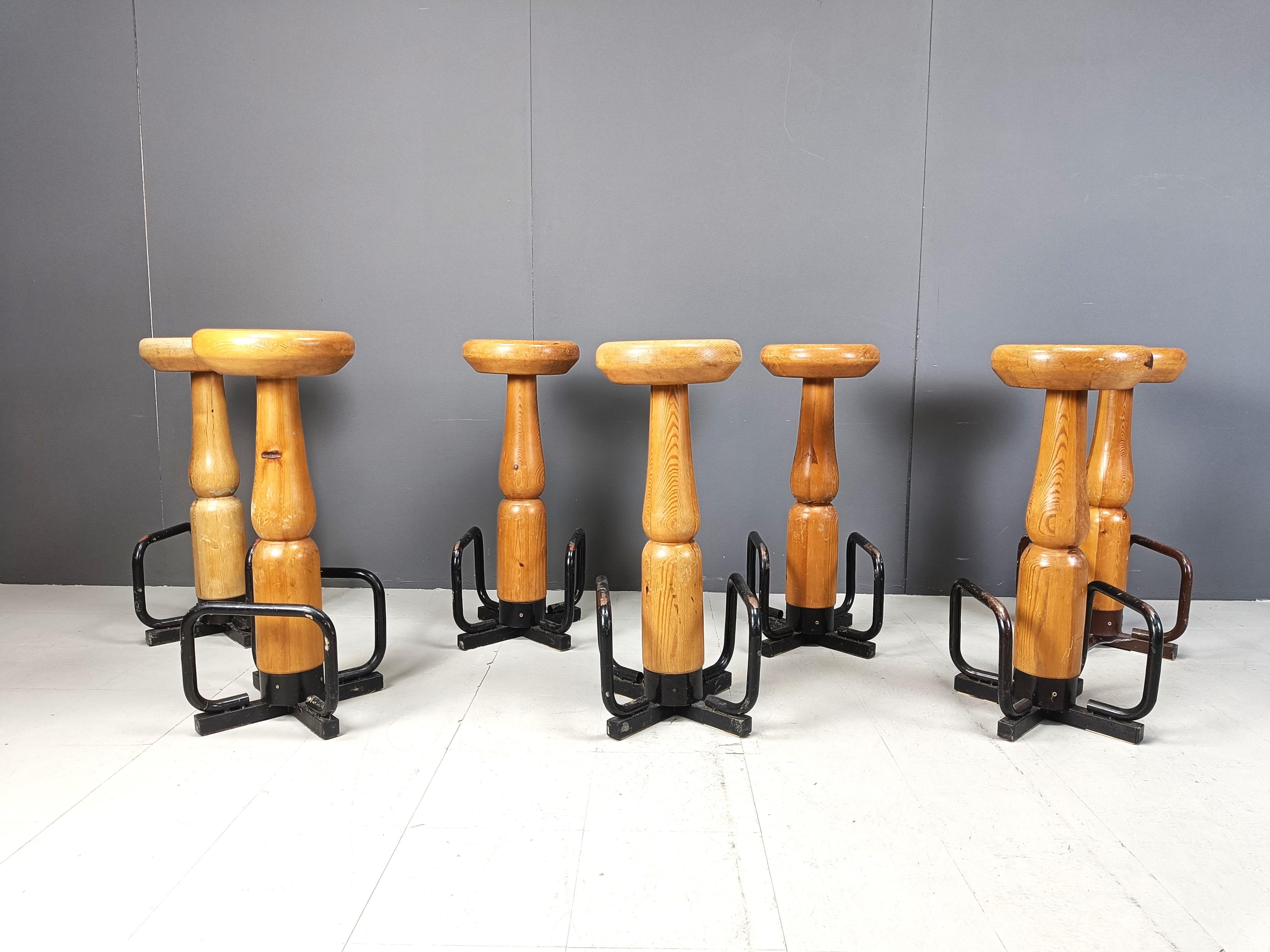 Mid century brutalist bar stools, 1960s - set of 7 In Good Condition For Sale In Leuven, Vlaams Gewest