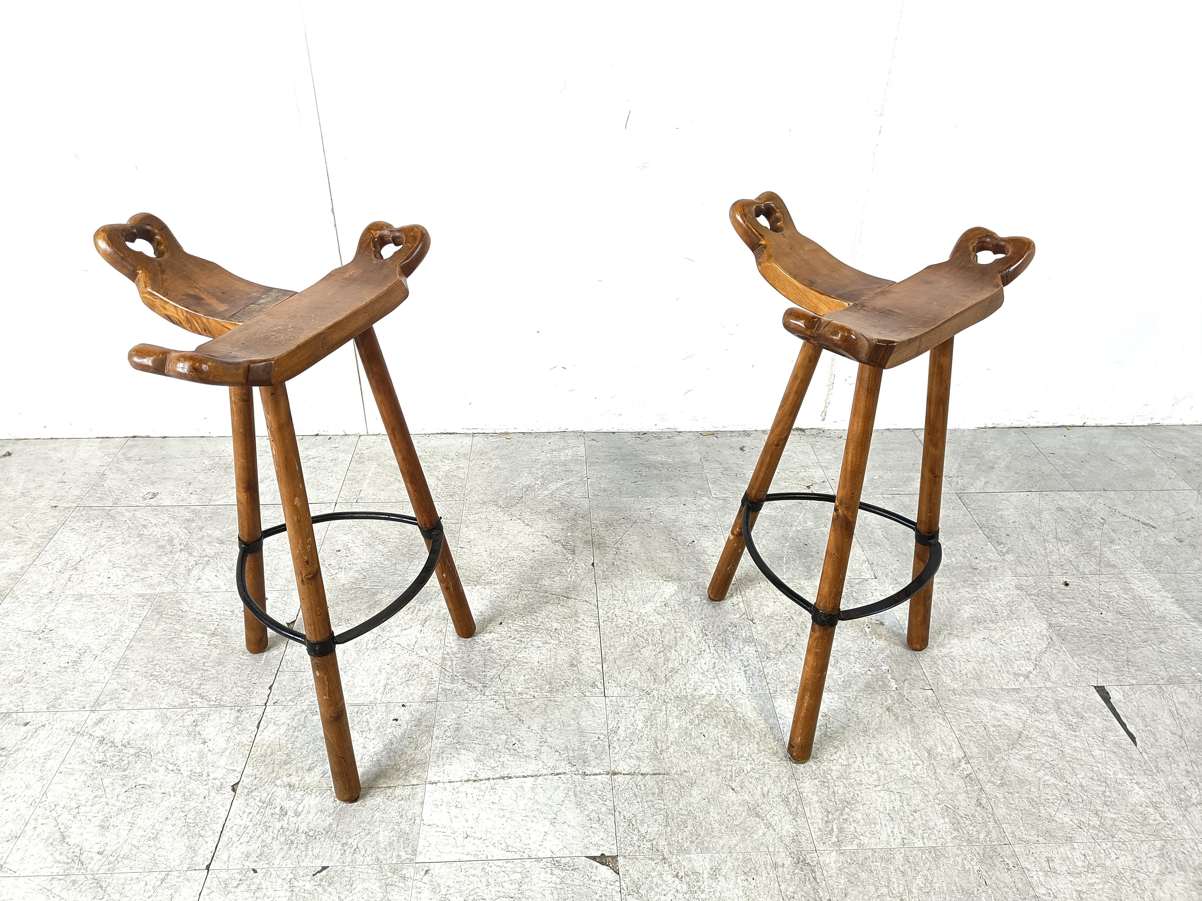 Beautiful hand made mid century tripod bar stools with a steel ring footrest.

Good original condition.

1960s - Spain

Dimensions:
Height: 83cm
Width: 50cm
Depth: 46cm
Seat height: 77cm

Ref.: 6452152

*Price is for the set