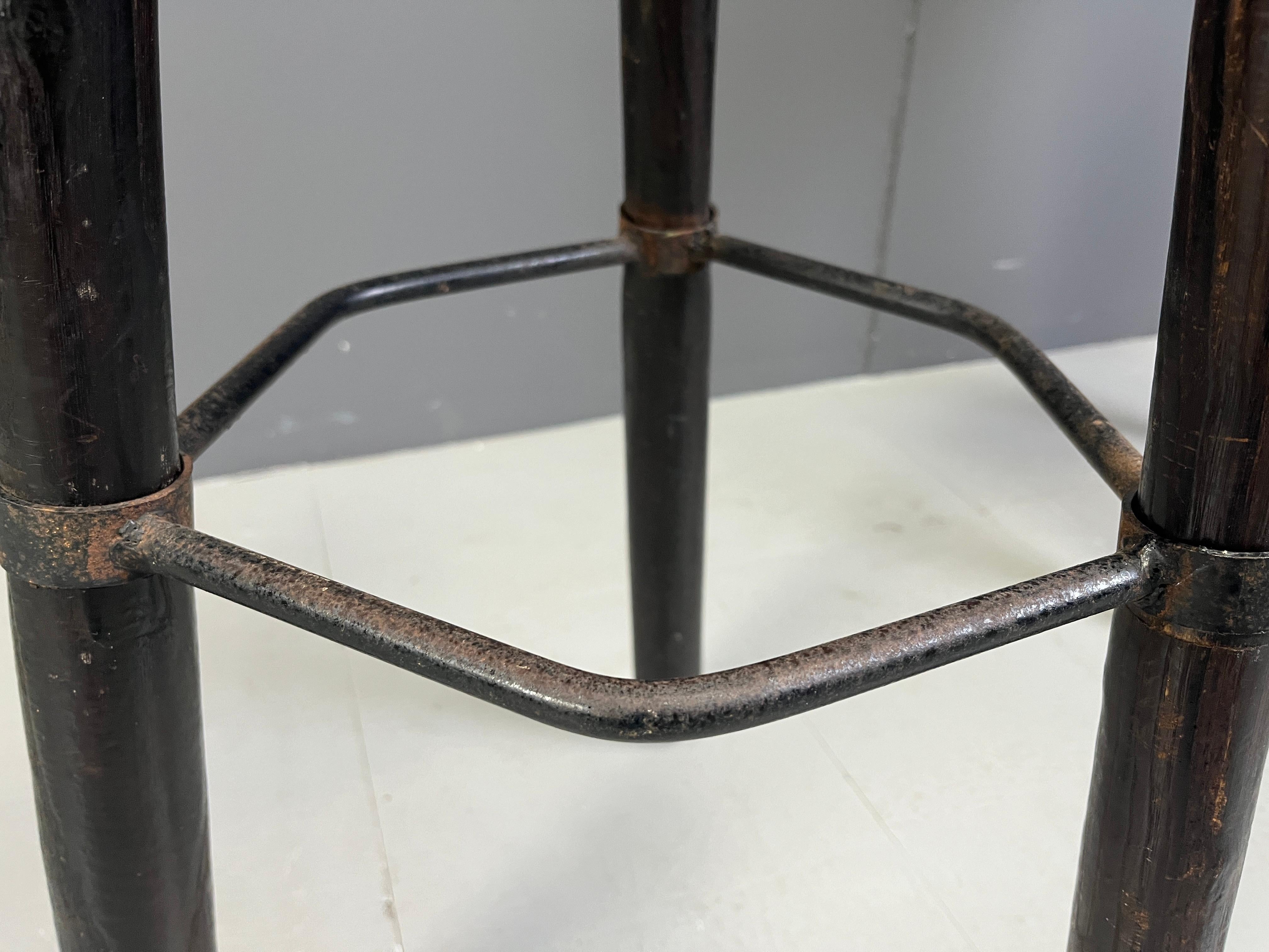 
Beautiful hand made mid century tripod bar stools with a steel ring footrest.

Good original condition.

1960s - Spain

Dimensions:
Height: 100cm
Width x depth: 50cm
Seat height: 80cm

Ref.: 7953192

*Price is for the set
*Images are part of the