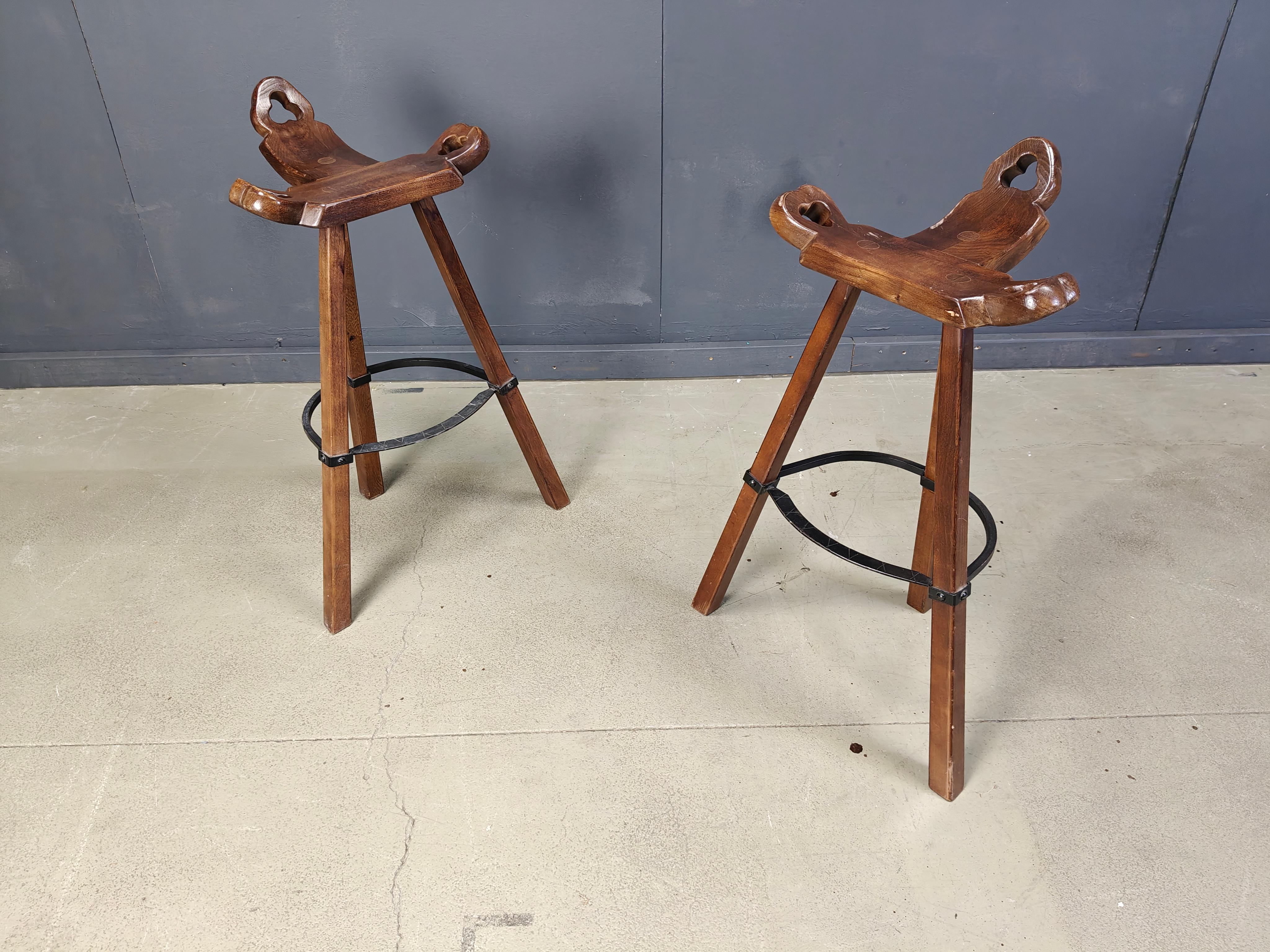 Beautiful hand made mid century tripod bar stools with backrests.

Good original condition.

1960s - Spain

Dimensions:
Height: 90cm
Seat height: 80cm
Width: 60cm
Depth: 40cm

Ref.: 2507140204

*Price is for the set
*Images are a part of the