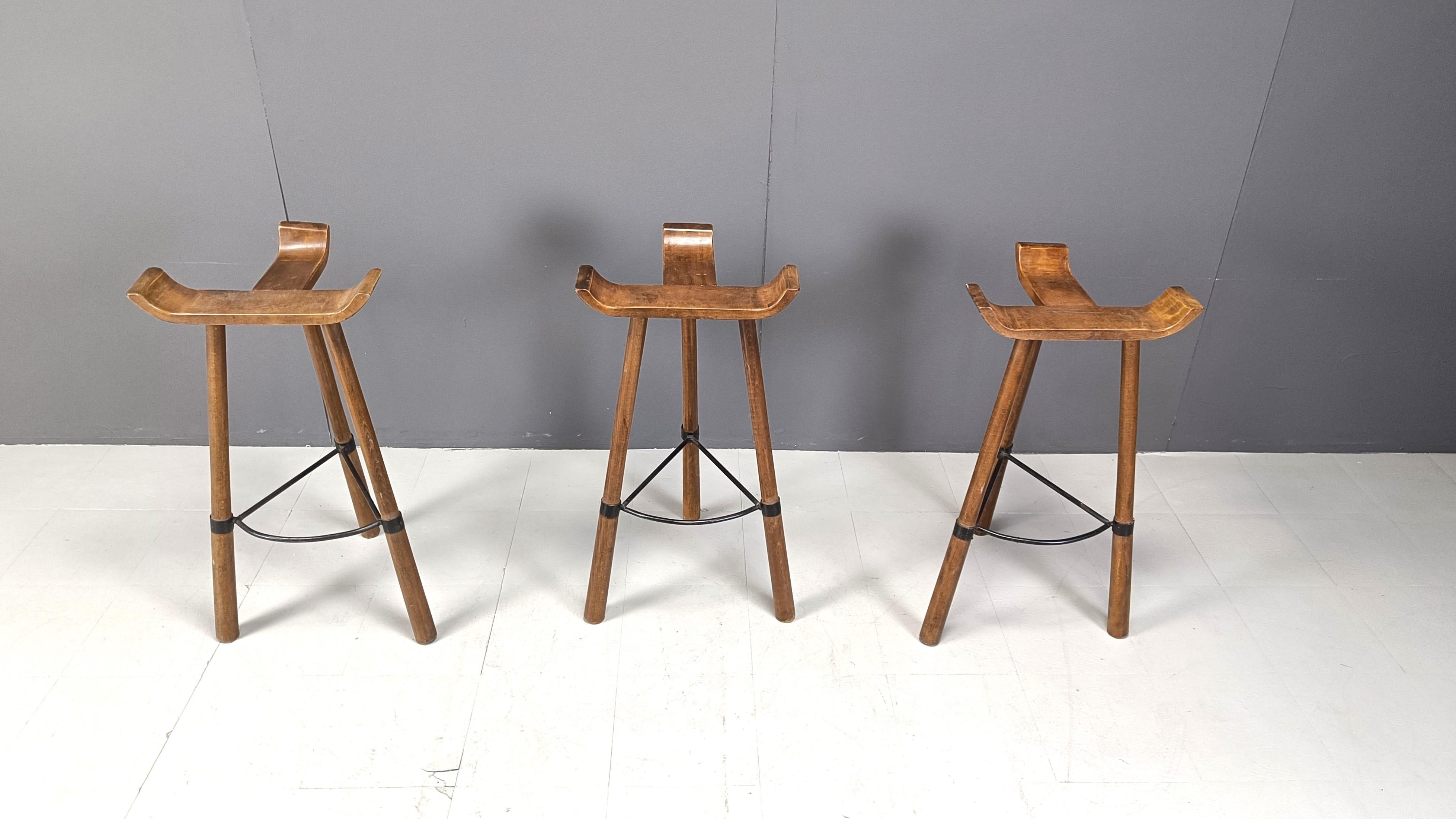 Beautiful hand made mid century tripod bar stools with a steel ring footrest.

Good original condition.

1960s - Spain

Dimensions:
Height: 88cm
Width: 50cm
Depth: 50cm
Seat height: 83cm

Ref.: 783284

*Price is for the set