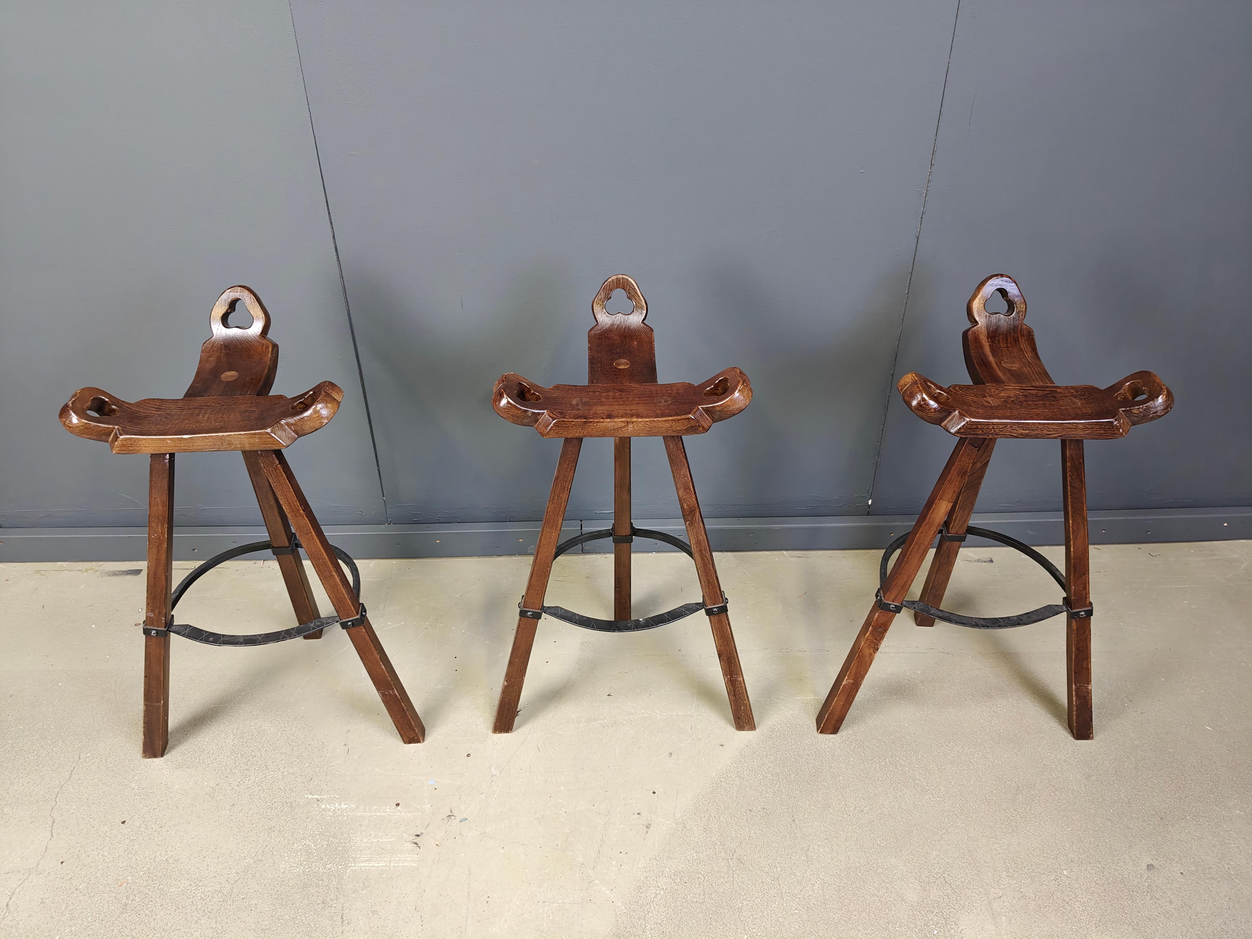 
Magnifiques tabourets de bar tripodes avec dossier, fabriqués à la main et datant du milieu du siècle dernier.

Bon état d'origine.

1960 - Espagne

Dimensions :
Hauteur : 90cm
Hauteur du siège : 80cm
Largeur : 55cm
Profondeur : 40cm

Réf. :