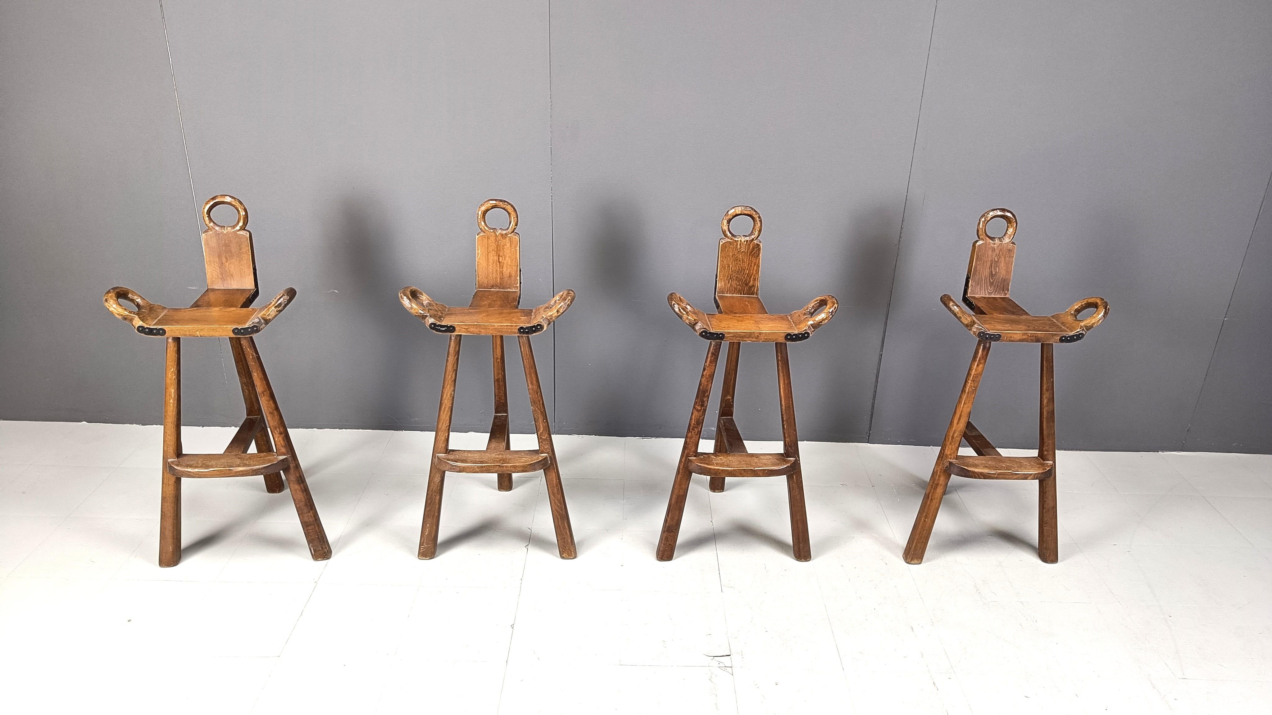 Beautiful hand made mid century tripod bar stools with backrests.

Good original condition.

1960s - Spain

Dimensions:
Height: 108cm
Seat height: 80cm
Width: 50cm
Depth: 50cm

Ref.: 57177

*Price is for the set