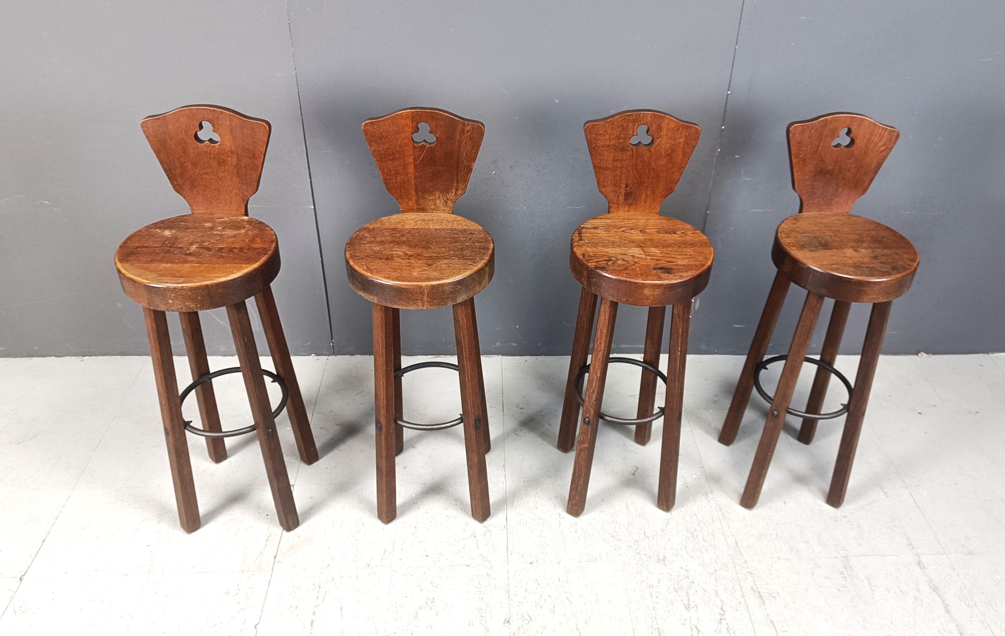 Beautiful hand made mid century bar stools with backrests.

Good original condition.

Very sturdy.

1960s - Spain

Dimensions:
Height: 107cm
Width x depth: 35cm
Seat height: 81cm

Ref.: 2502140101

*Price is for the set