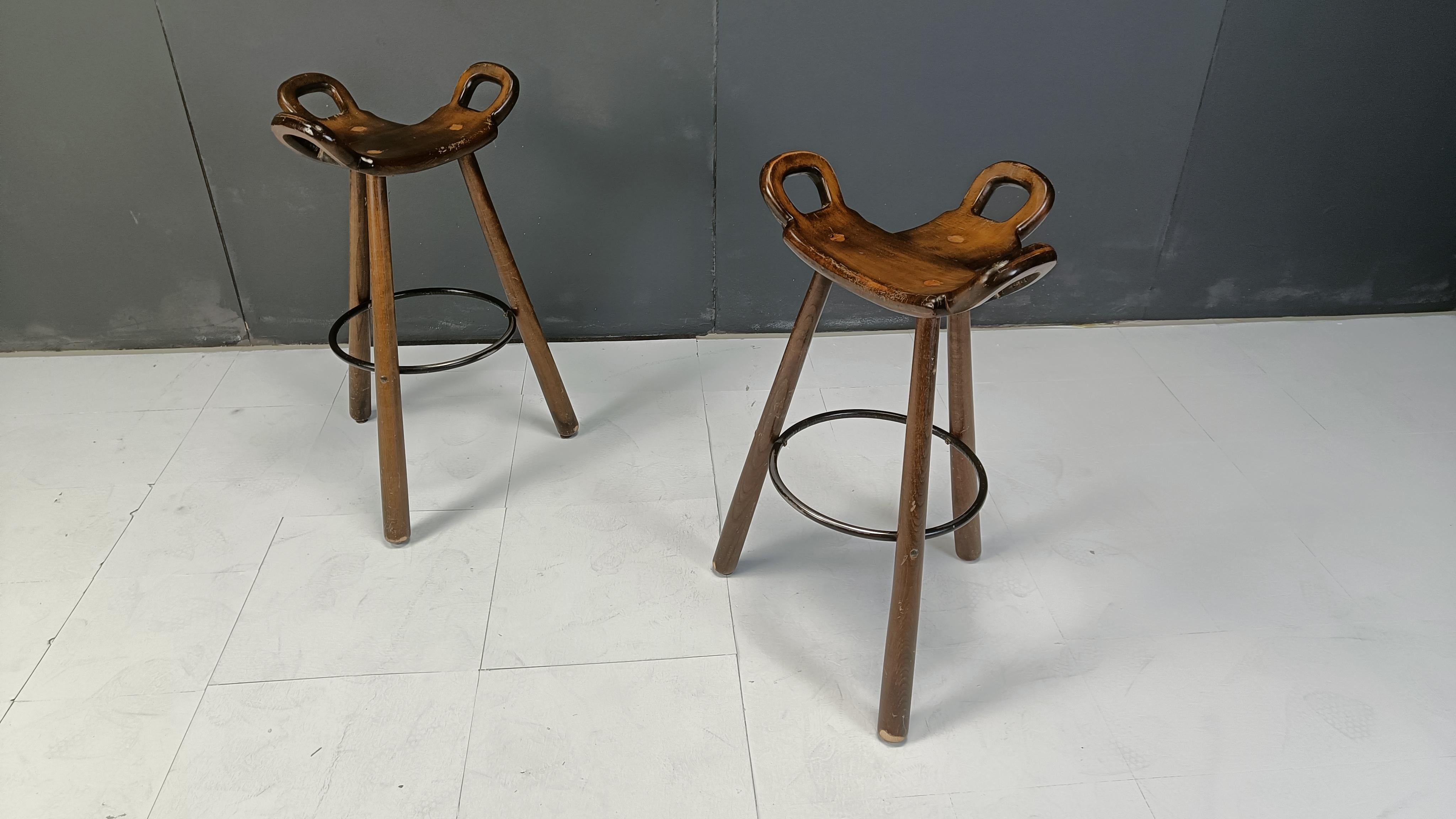Beautiful hand made mid century tripod bar stools.

Good original condition.

Metal footrest

1960s - Spain

Dimensions:
Height: 85cm
Width: 50cm
Depth: 50cm
Seat height: 77cm

Ref.: 2503170202

*Price is for the set
*Images are a part of the