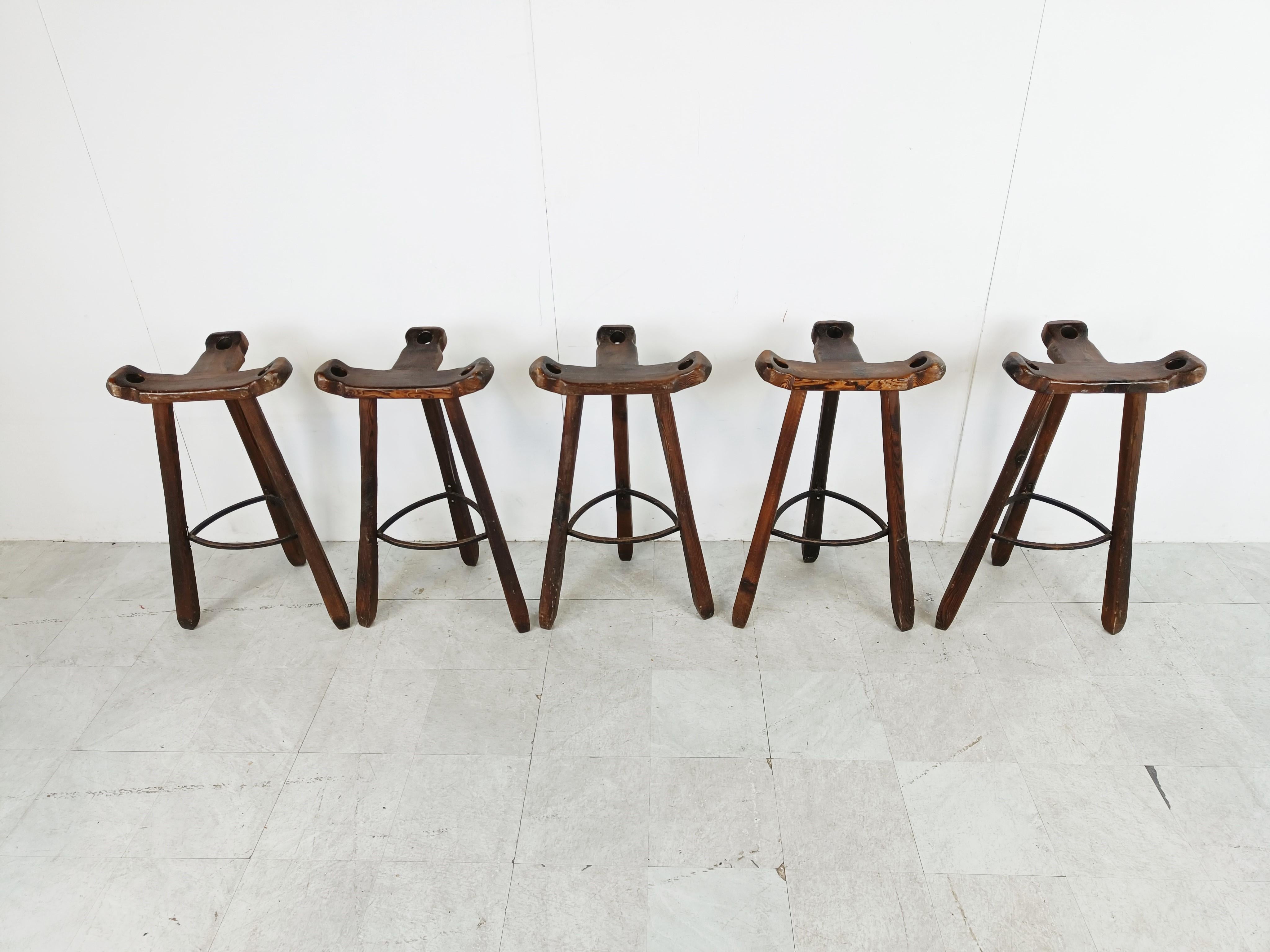 Beautiful handmade midcentury tripod bar stools with a steel footrest.

Gorgeous wooden pattern.

Good original condition.

1960s - Spain

Dimensions:
Height: 87cm/34.25
