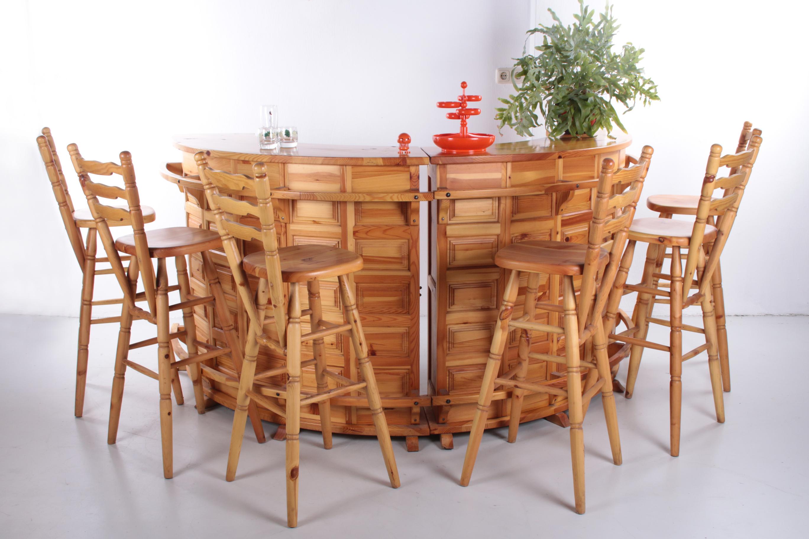 An unique feature of this large bar is that it consists of 2 parts that can be attached to each other. The beautiful set consists of 2 separate bars and six bar stools with backrest. The whole set is made of beautifully finished pine wood.

There