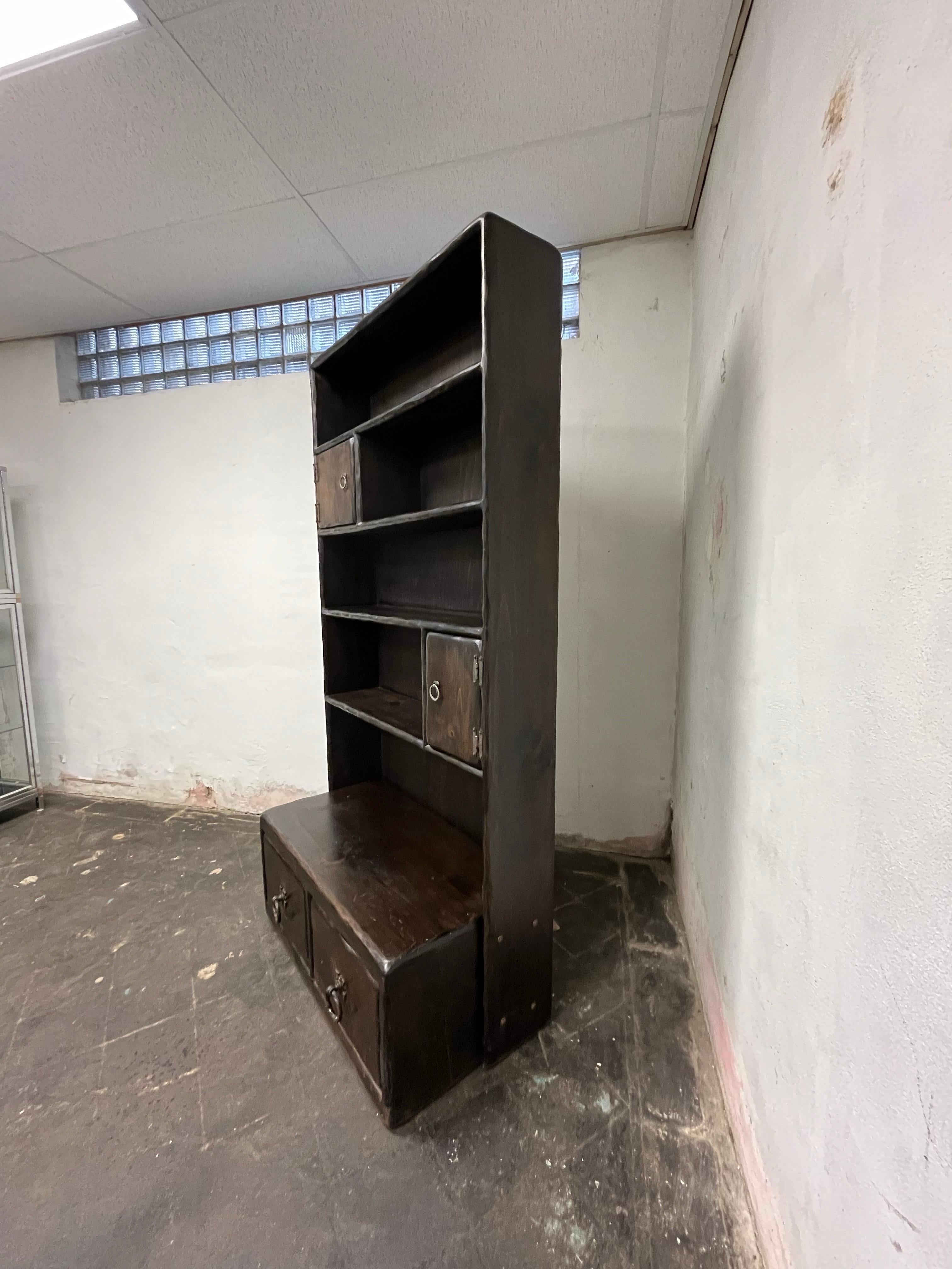 Rarissima libreria brutalista realizzata dal famoso architetto Peters Asher nell'East Village negli anni '60 circa. Design e artigianato di qualità. Asher progettò la famosa Dune House a Fire Island, NY, all'apice del movimento delle case sulla