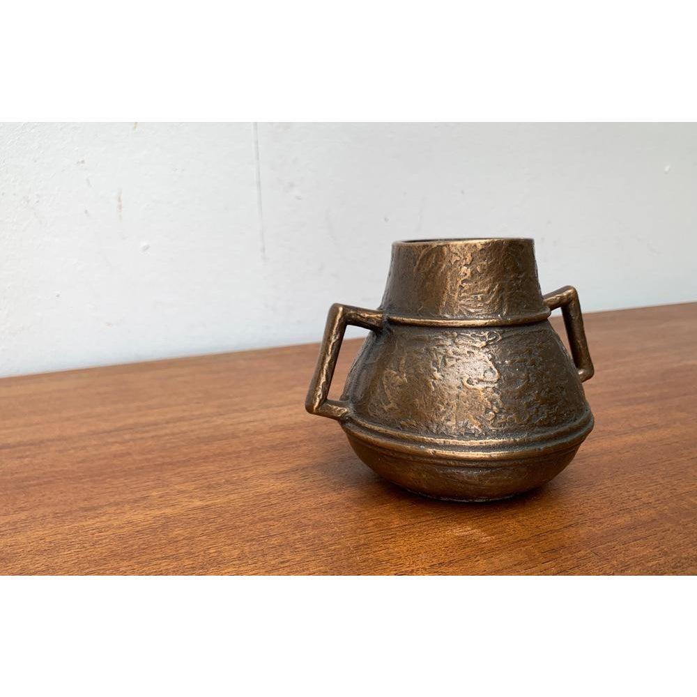 Mid-Century Brutalist Bronze Vase, in Very Good conditions. Designed 1960 to 1969.

Additional information:
Materials: Bronze
Color: Brown
Styles: Brutalist, Mid-Century Modern
Item Type: Vintage, Antique or Pre-owned
Dimensions: 6.69ʺW × 5.51ʺD ×