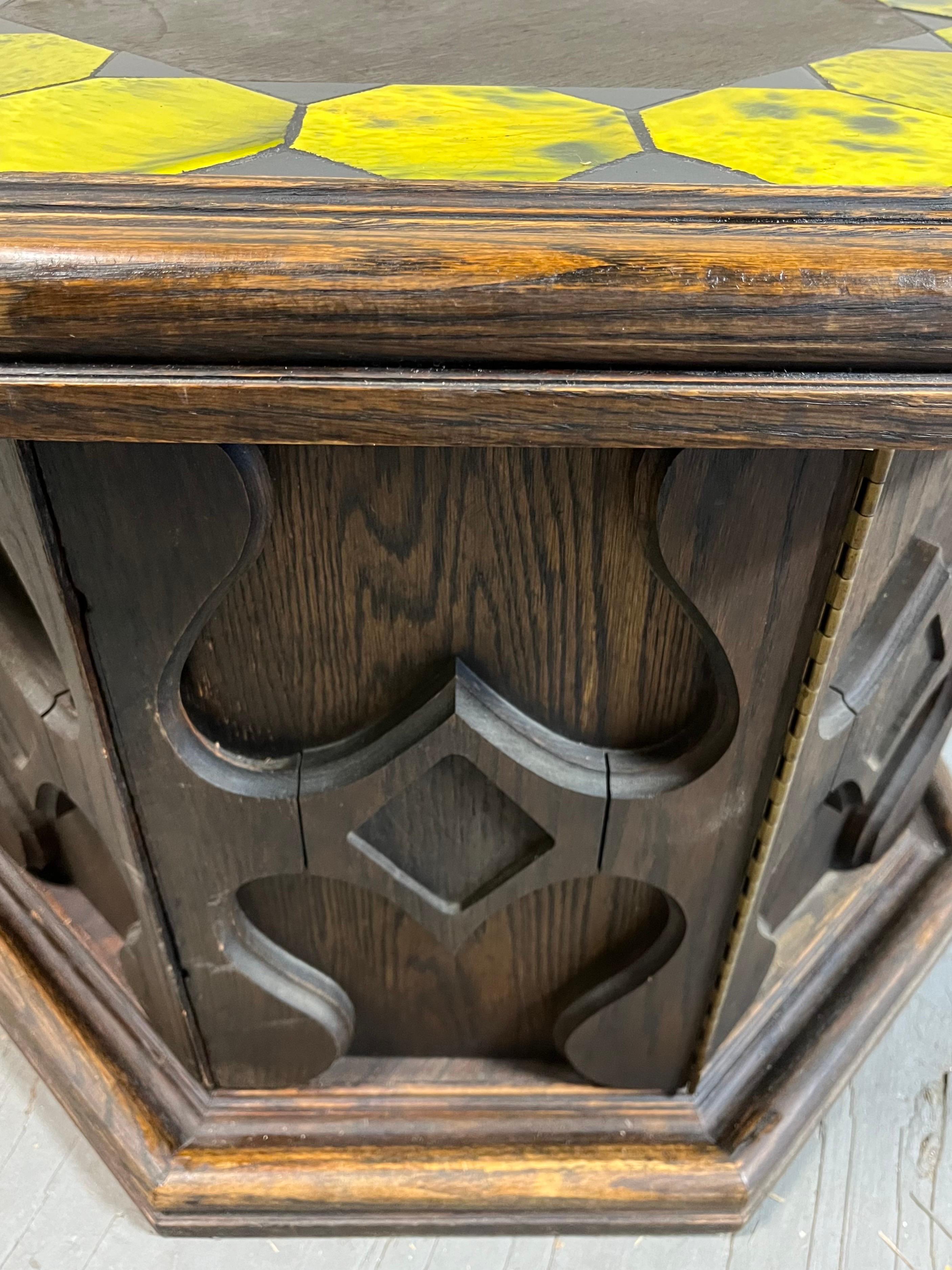 Gabinete de mesa octogonal de azulejos californianos brutalistas de mediados de siglo siglo XX en venta