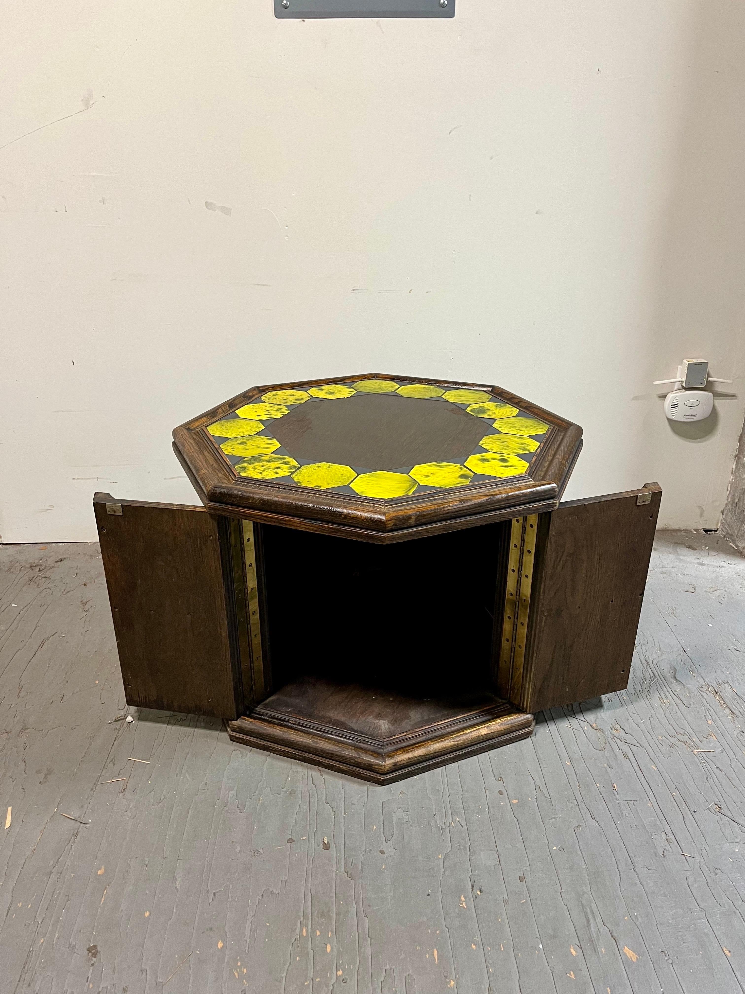 Gabinete de mesa octogonal de azulejos californianos brutalistas de mediados de siglo en venta 1