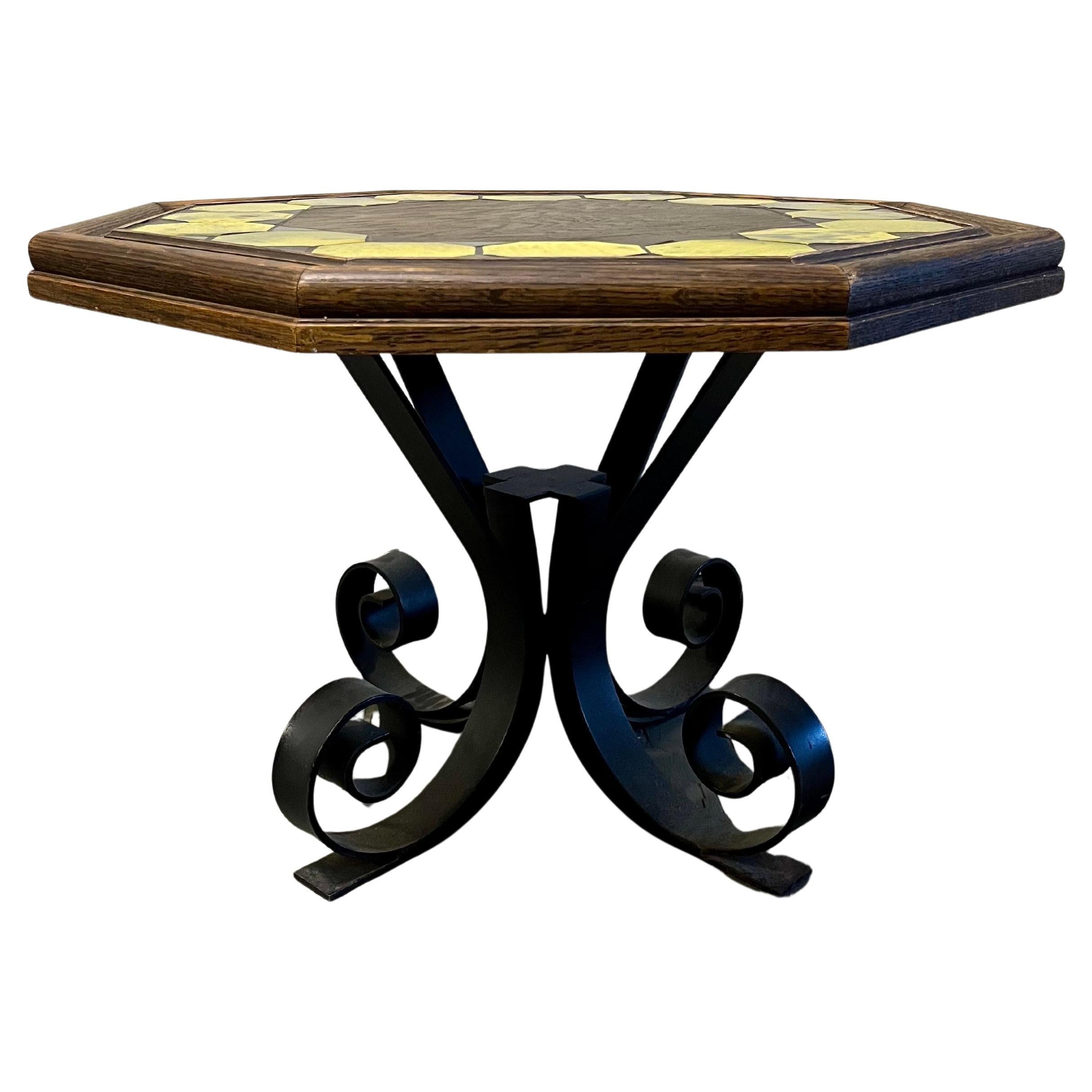 Table à plateau en carreaux de faïence de Californie. La table octogonale en chêne avec une base en fer à volutes met en valeur de magnifiques carreaux californiens en ardoise. Cadre en chêne lourd avec un grain magnifique. 
En bordure de route vers