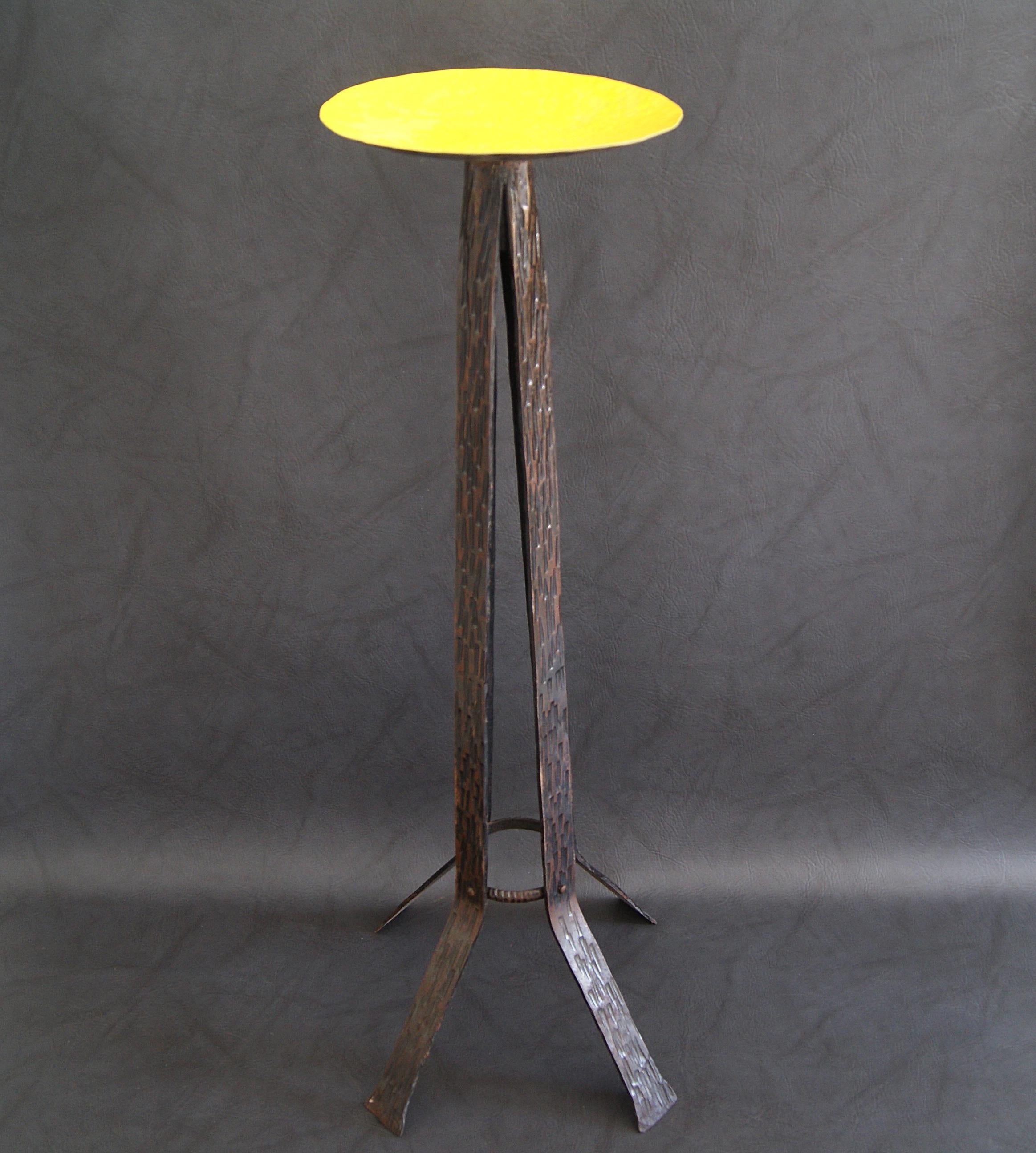 Brutalist candleholder side table, flower stand, France, 1960s.
Hammered brass and lacquer


Art..-Nr. 0361.