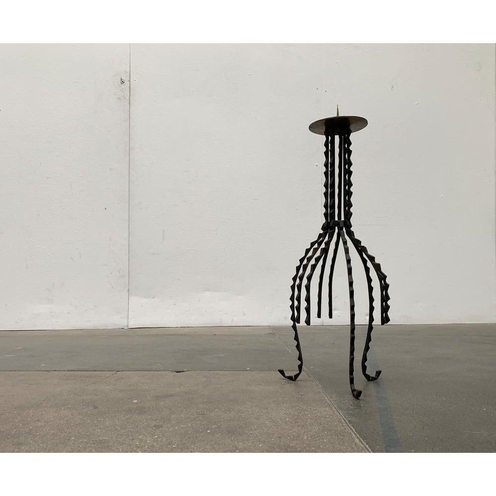 Brutalistischer Kerzenständer aus der Mitte des Jahrhunderts, in sehr gutem Zustand. Entworfen 1960 bis 1969.

Zusätzliche Informationen:
MATERIALIEN: Metall
Farbe: Schwarz
Stile: Brutalismus, Moderne Mitte des Jahrhunderts
Artikel Typ: Vintage,