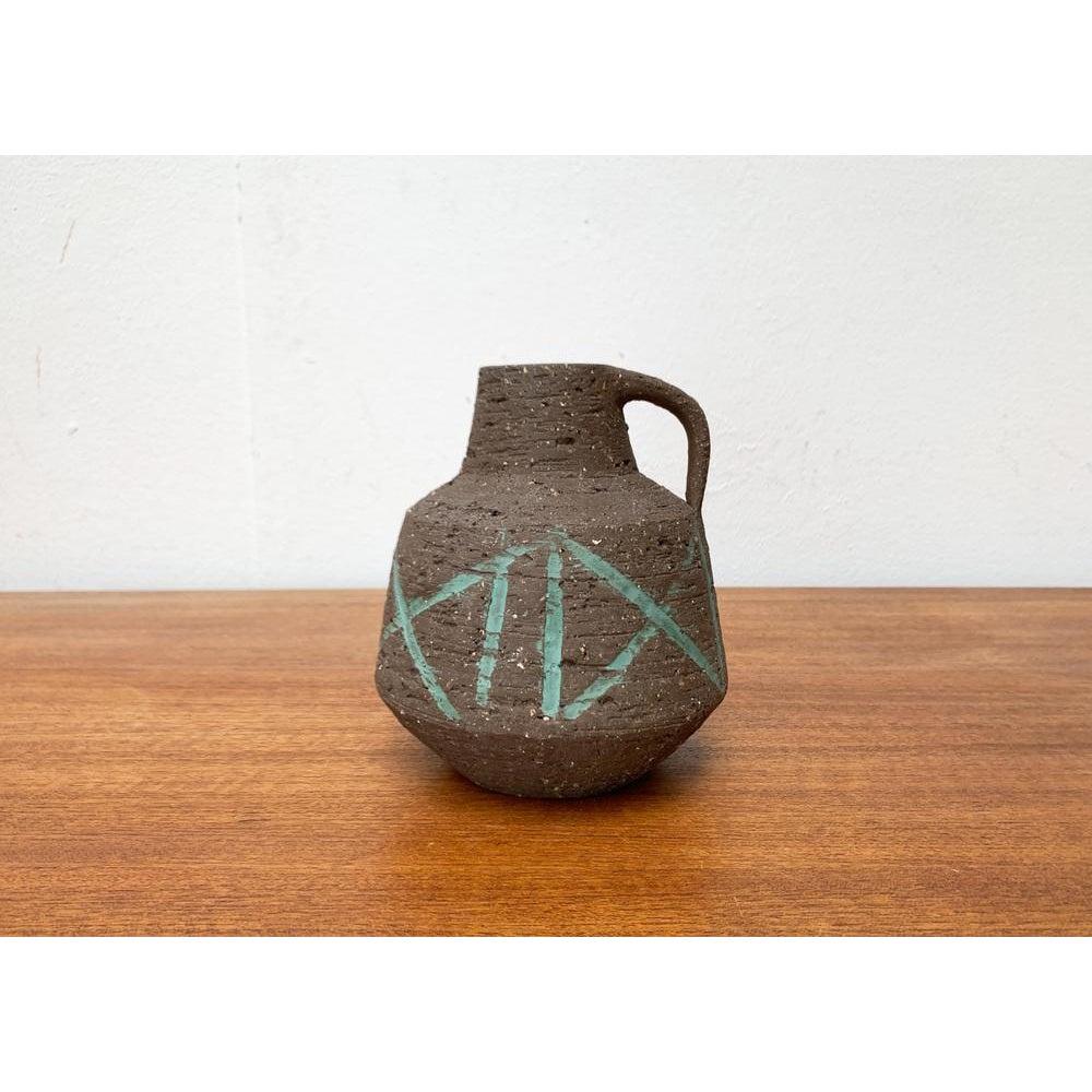 Mid-Century Brutalist German Carafe Vase by Cläre Zange and Karl Heinz Löffler for Krösselbach Keramik, 1960s, in Very Good conditions. Designed 1960 to 1969 This piece has an attribution mark.

Additional information:
Materials: Ceramic
Color: