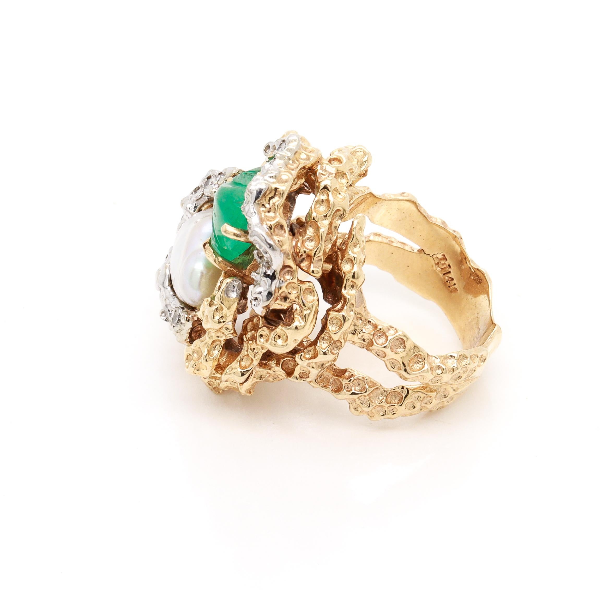 Mid-Century Brutalist Carved Emerald, Baroque Pearl, and 14K Gold Cocktail Ring For Sale 4
