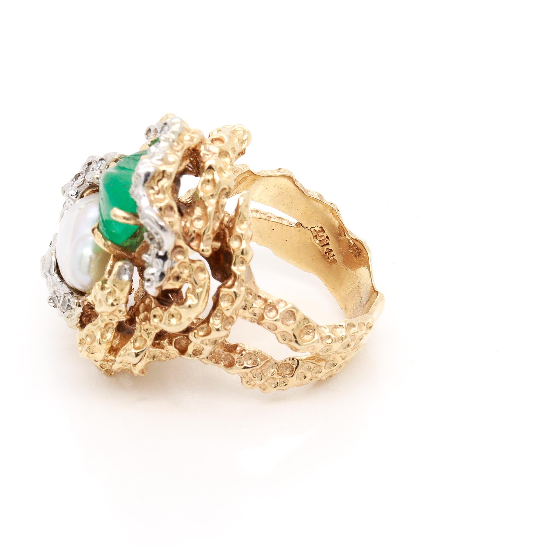 Mid-Century Brutalist Carved Emerald, Baroque Pearl, and 14K Gold Cocktail Ring For Sale 5