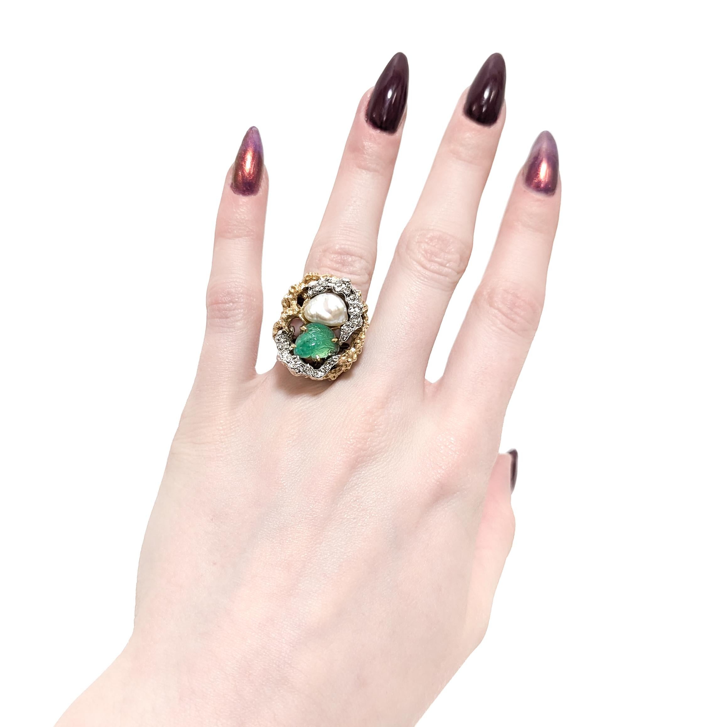 Mid-Century Brutalist Carved Emerald, Baroque Pearl, and 14K Gold Cocktail Ring For Sale 8