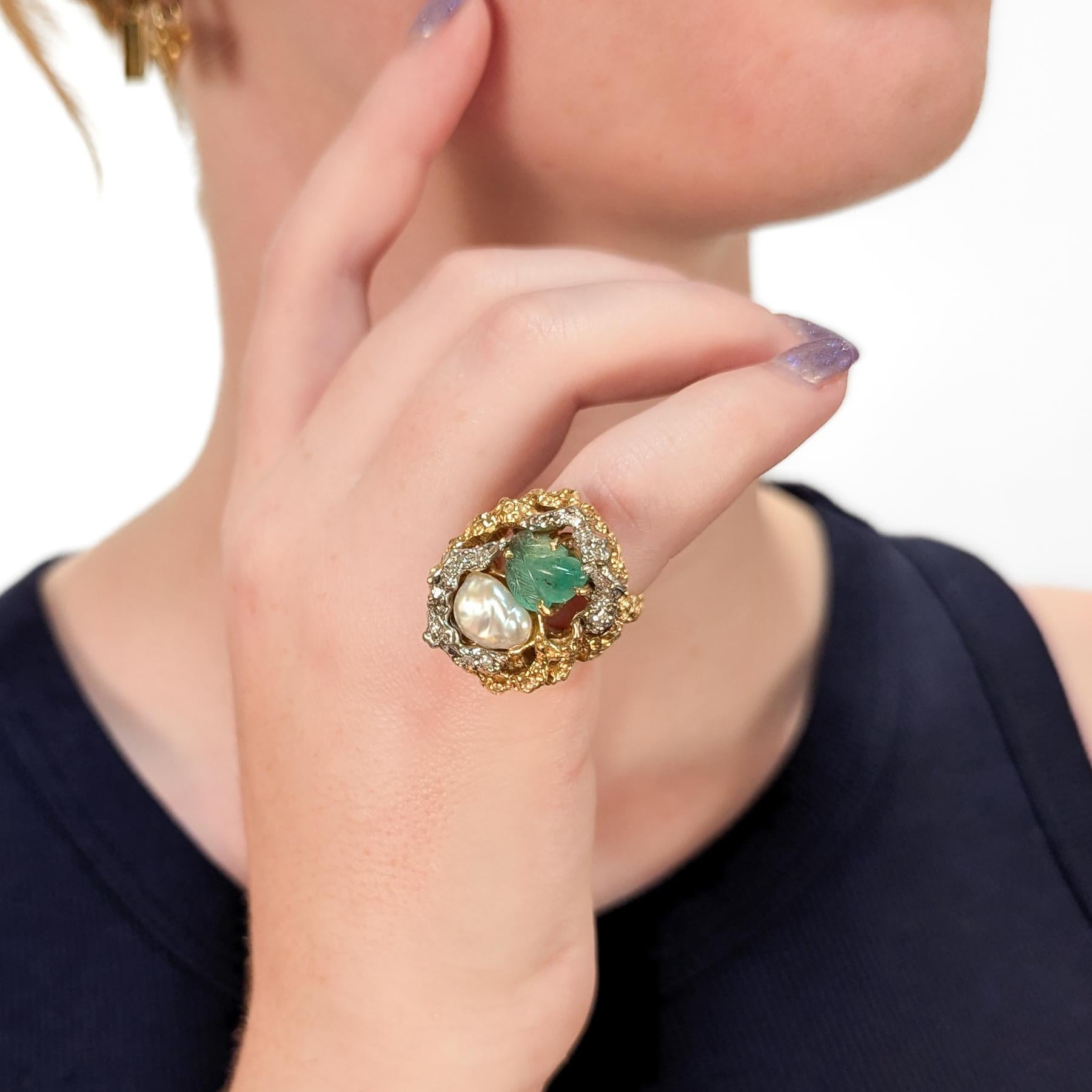 Modernist Mid-Century Brutalist Carved Emerald, Baroque Pearl, and 14K Gold Cocktail Ring For Sale
