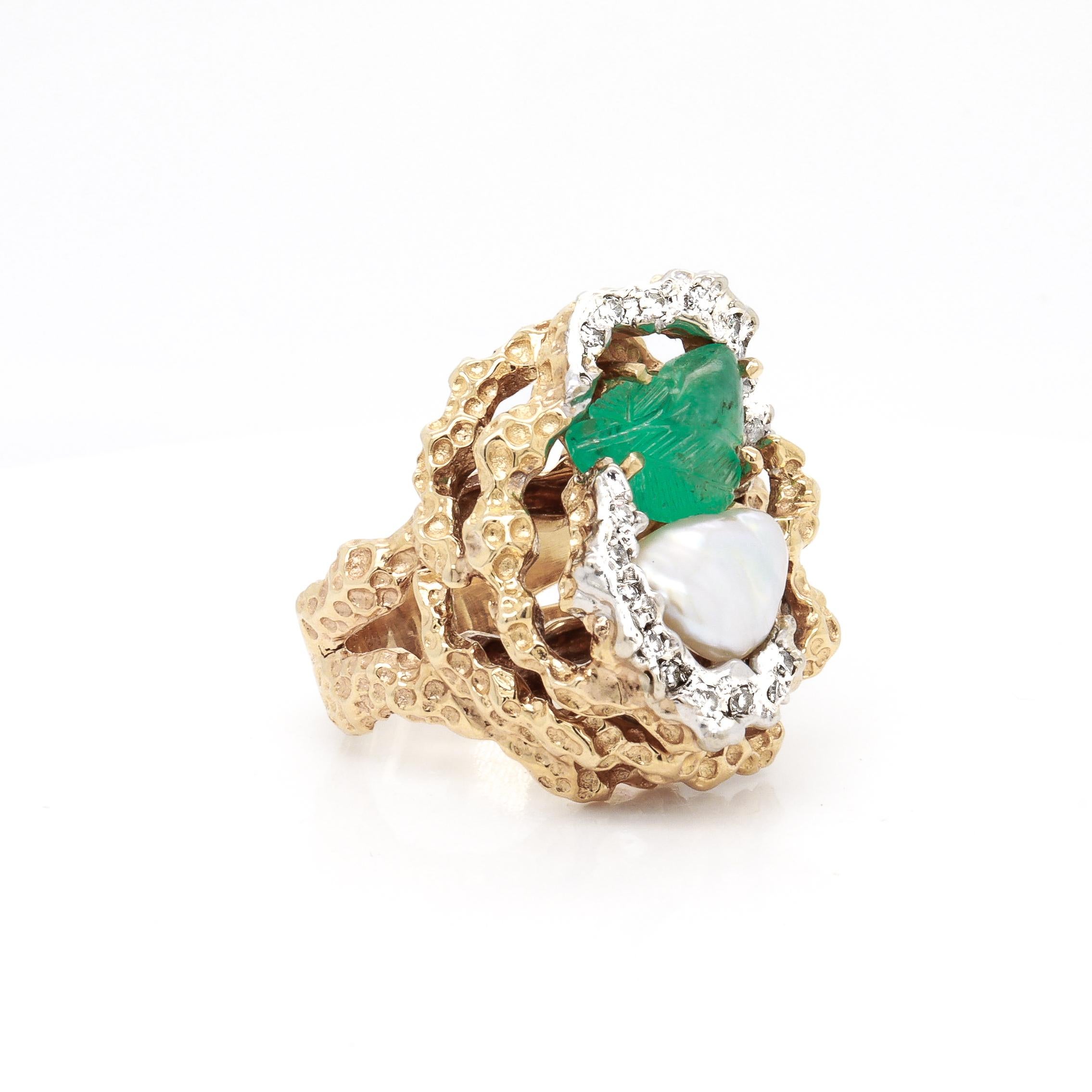 Mid-Century Brutalist Carved Emerald, Baroque Pearl, and 14K Gold Cocktail Ring For Sale 3