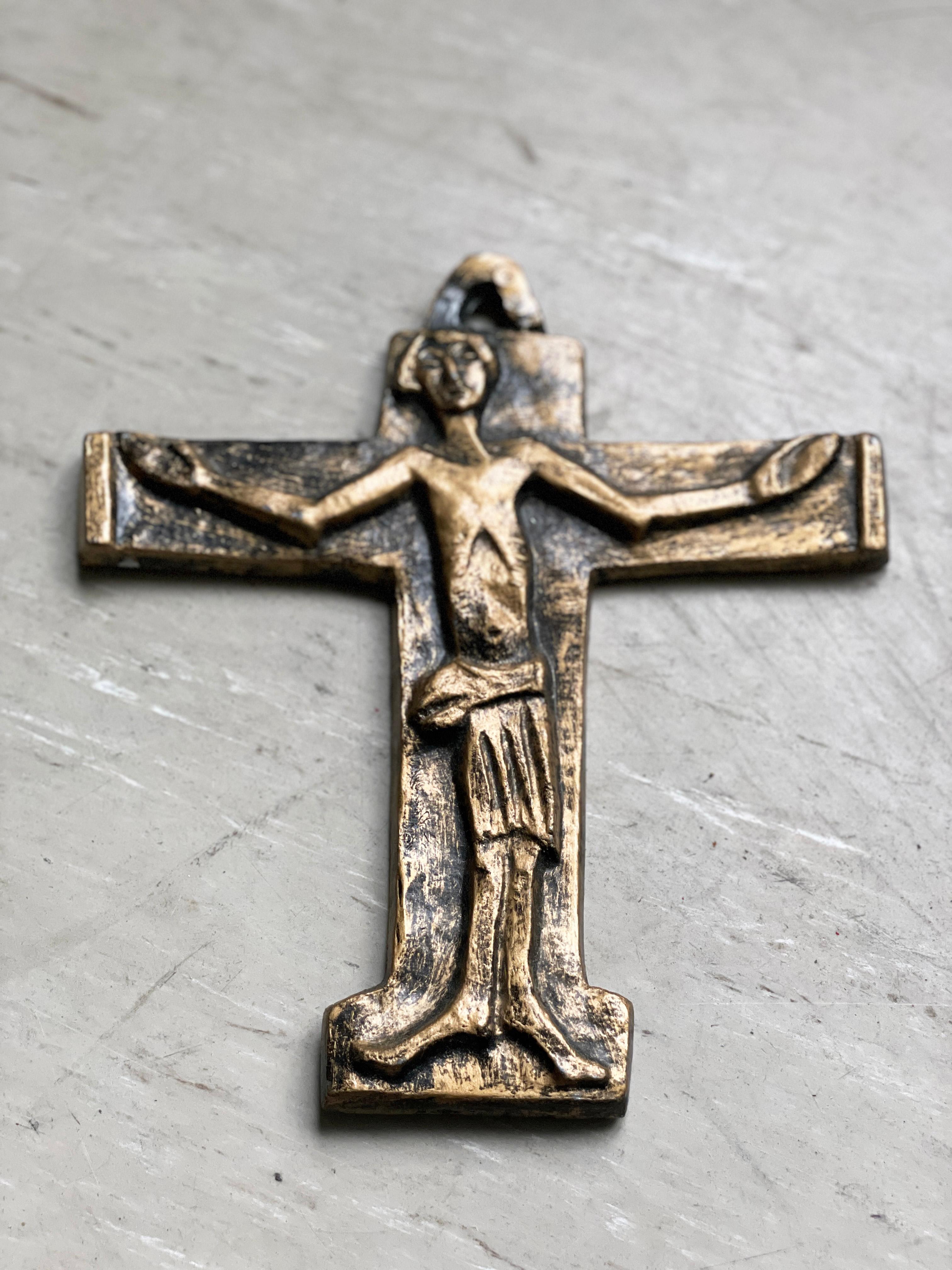 Mid Century solid metal Brutalist crucifix. Appears to be either brass or brass effect. Name on rear: Frick Angela (assumed to be creator or owner of the piece). Believed to be of Swiss or German origin.
Condition: Excellent with little or no signs