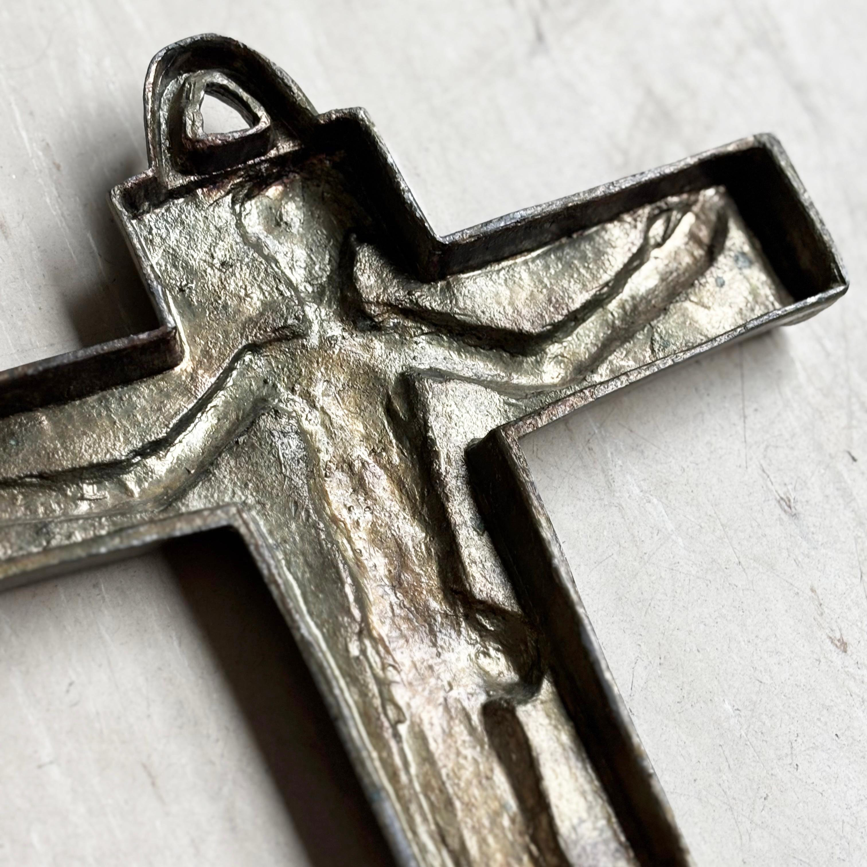 Mid Century Brutalist cast metal Crucifix No.2 en venta 3