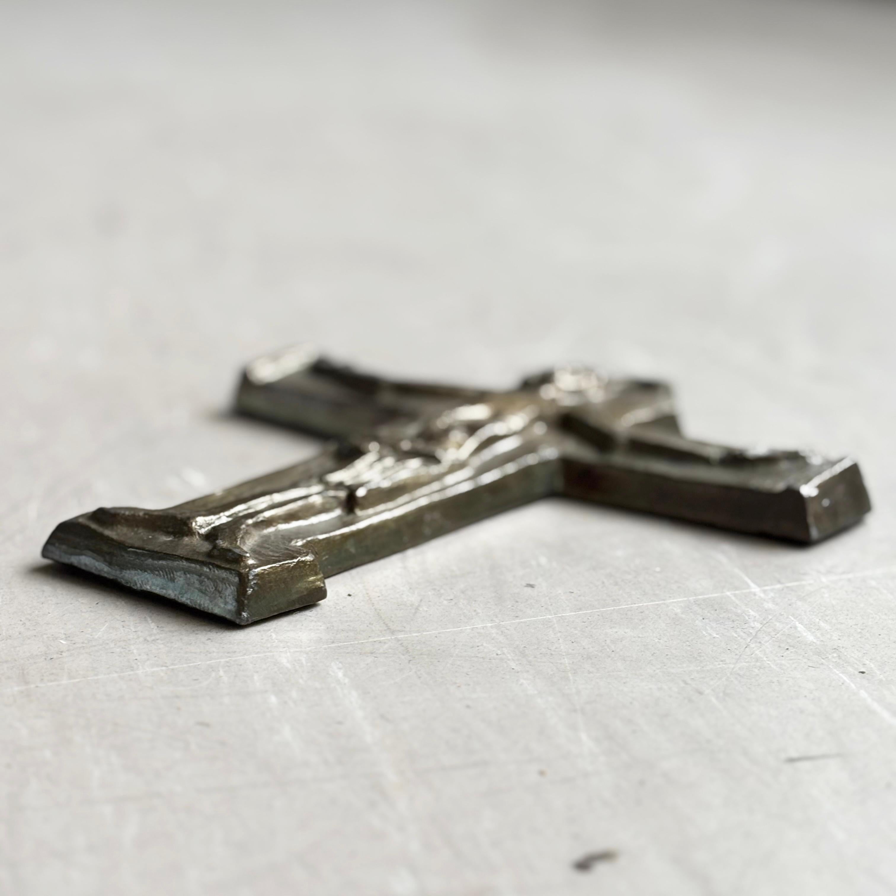 Mid Century Brutalist cast metal Crucifix No.2 en venta 4